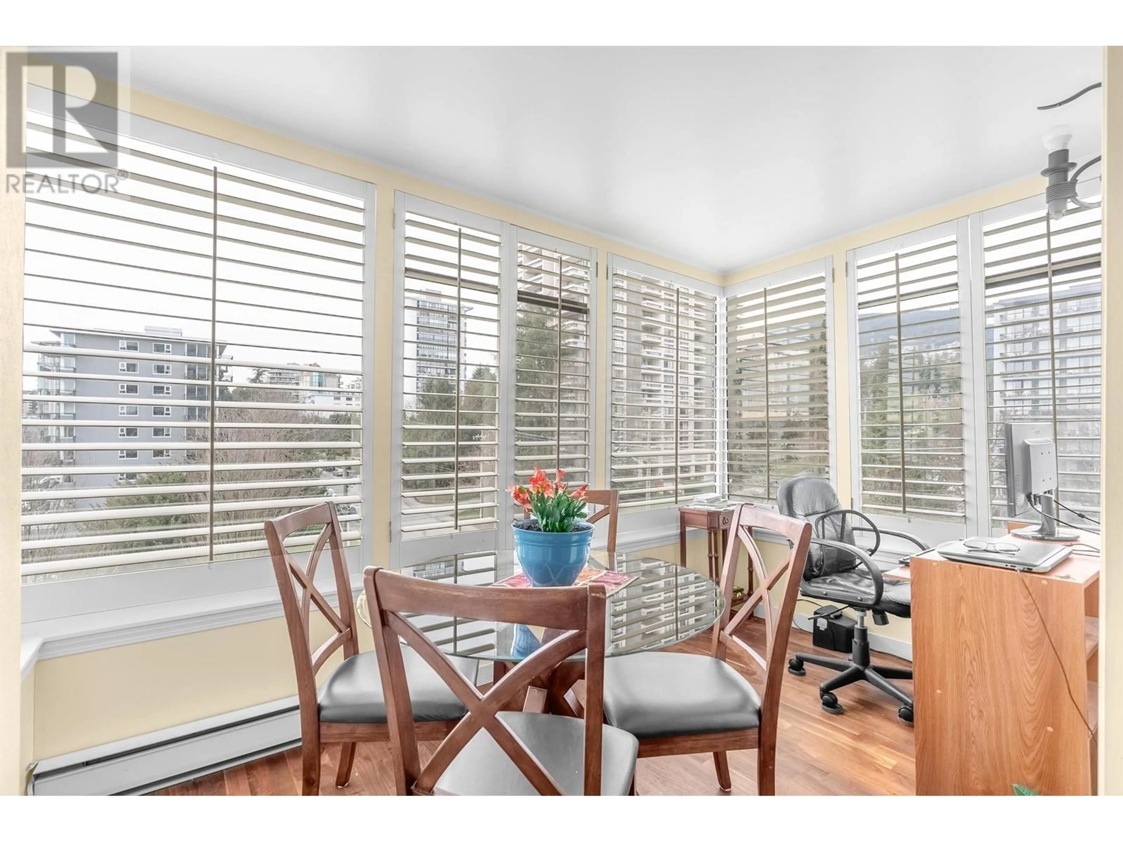 Dining room, wood/laminate floor for 502 1480 DUCHESS AVENUE, West Vancouver British Columbia V7T2W2