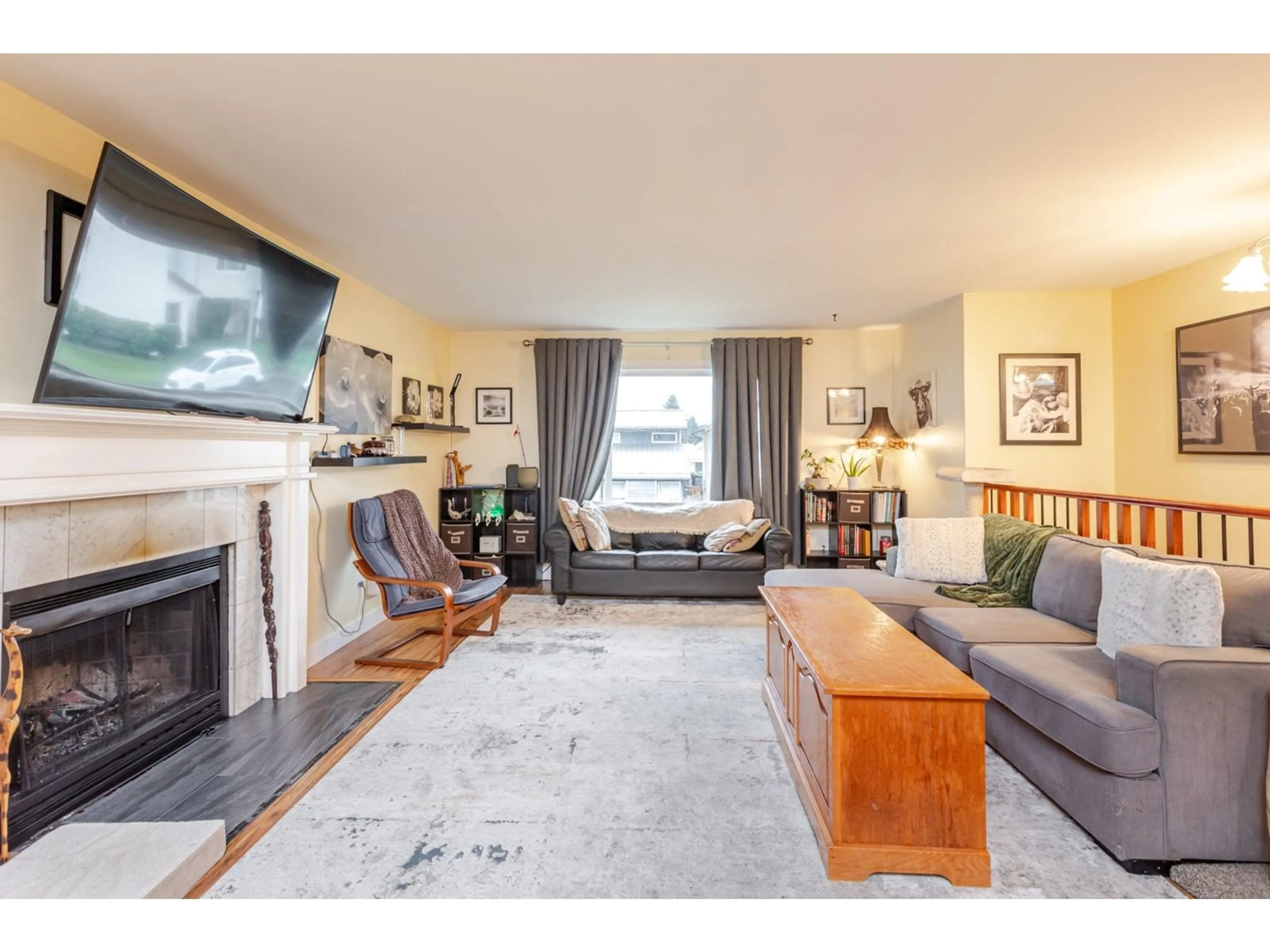 Living room with furniture, wood/laminate floor for 8558 MCCUTCHEON AVENUE, Chilliwack British Columbia V2P7K7