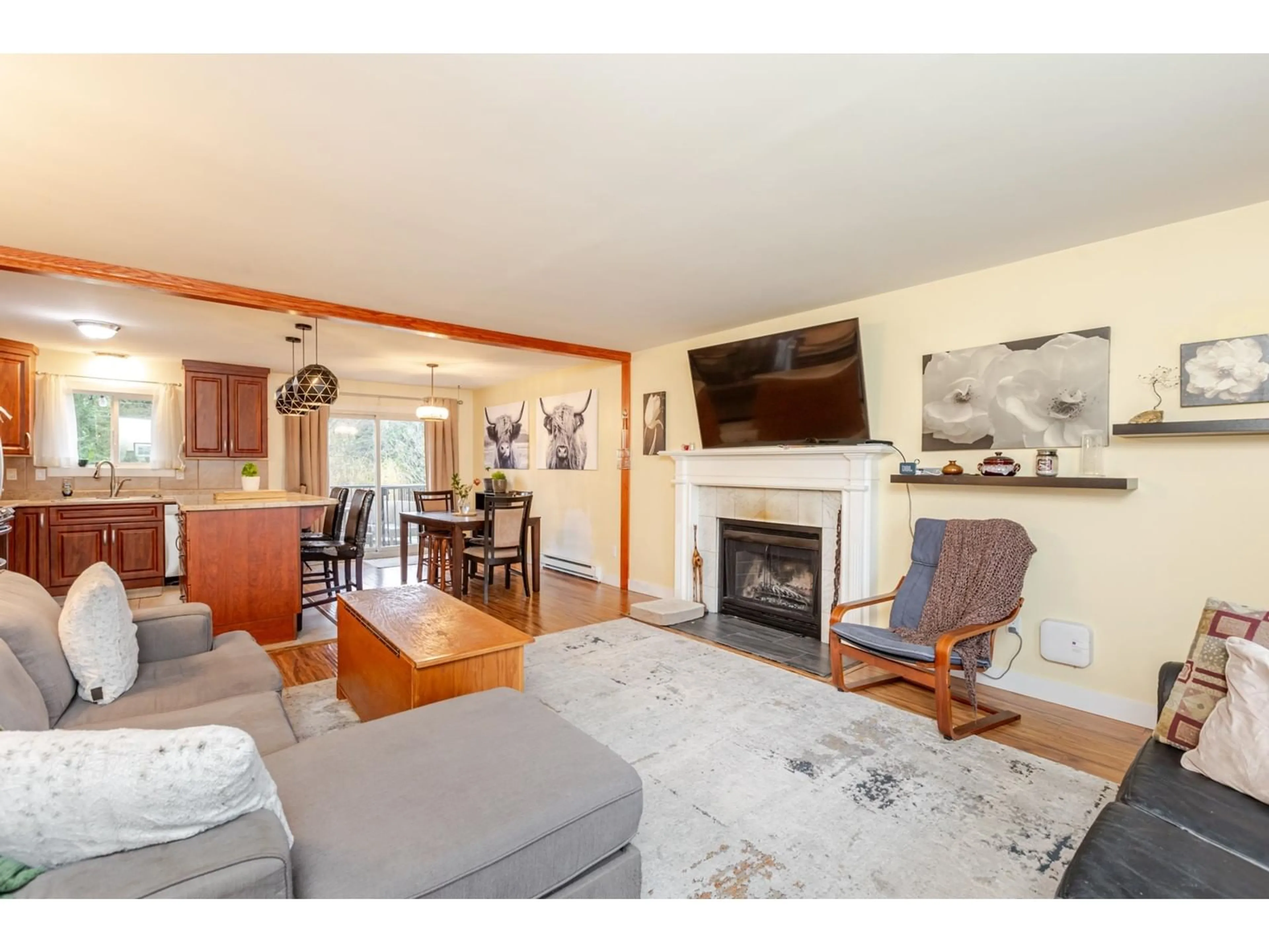 Living room with furniture, wood/laminate floor for 8558 MCCUTCHEON AVENUE, Chilliwack British Columbia V2P7K7
