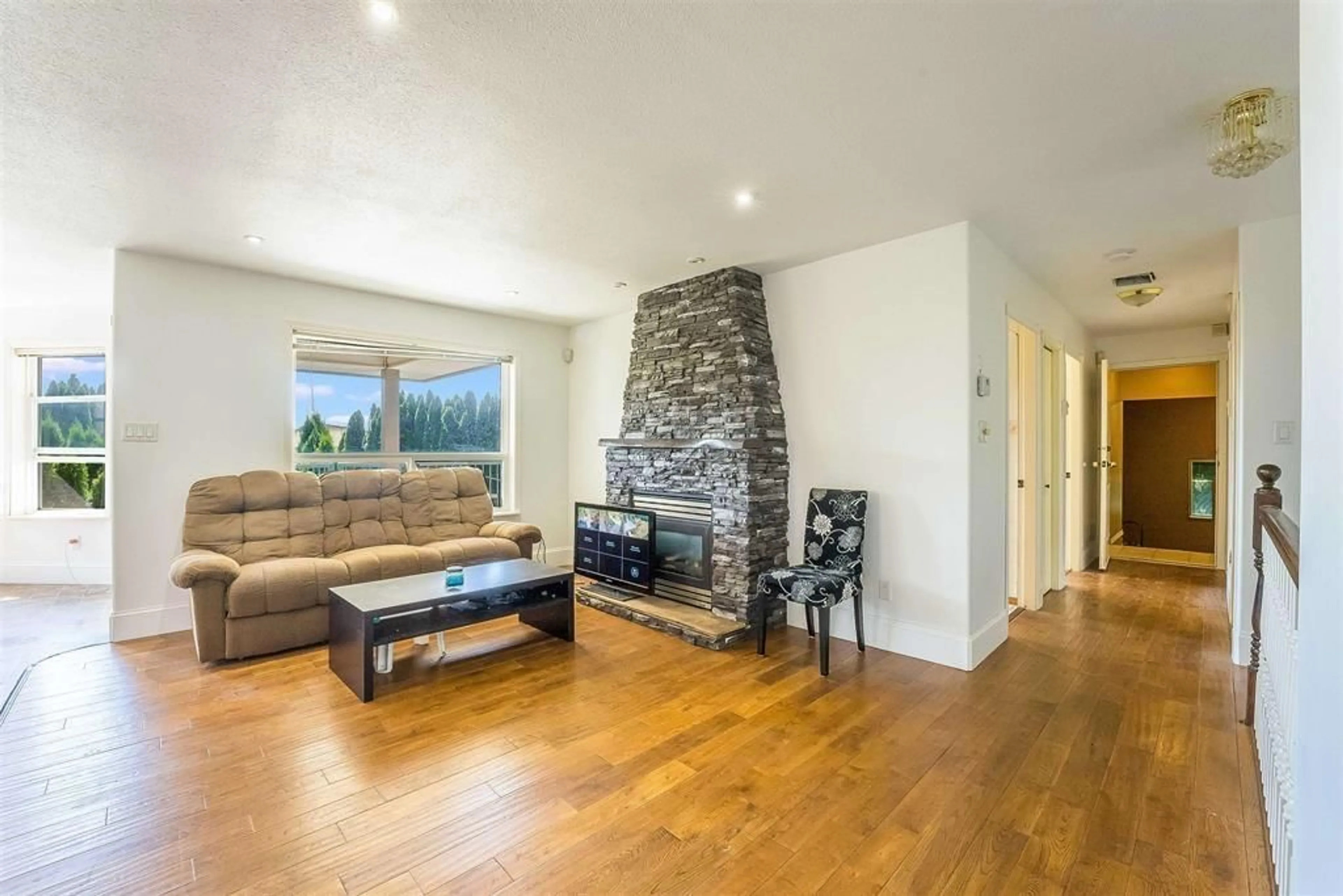 Living room with furniture, wood/laminate floor for 50284 YALE ROAD, Rosedale British Columbia V2P6H4