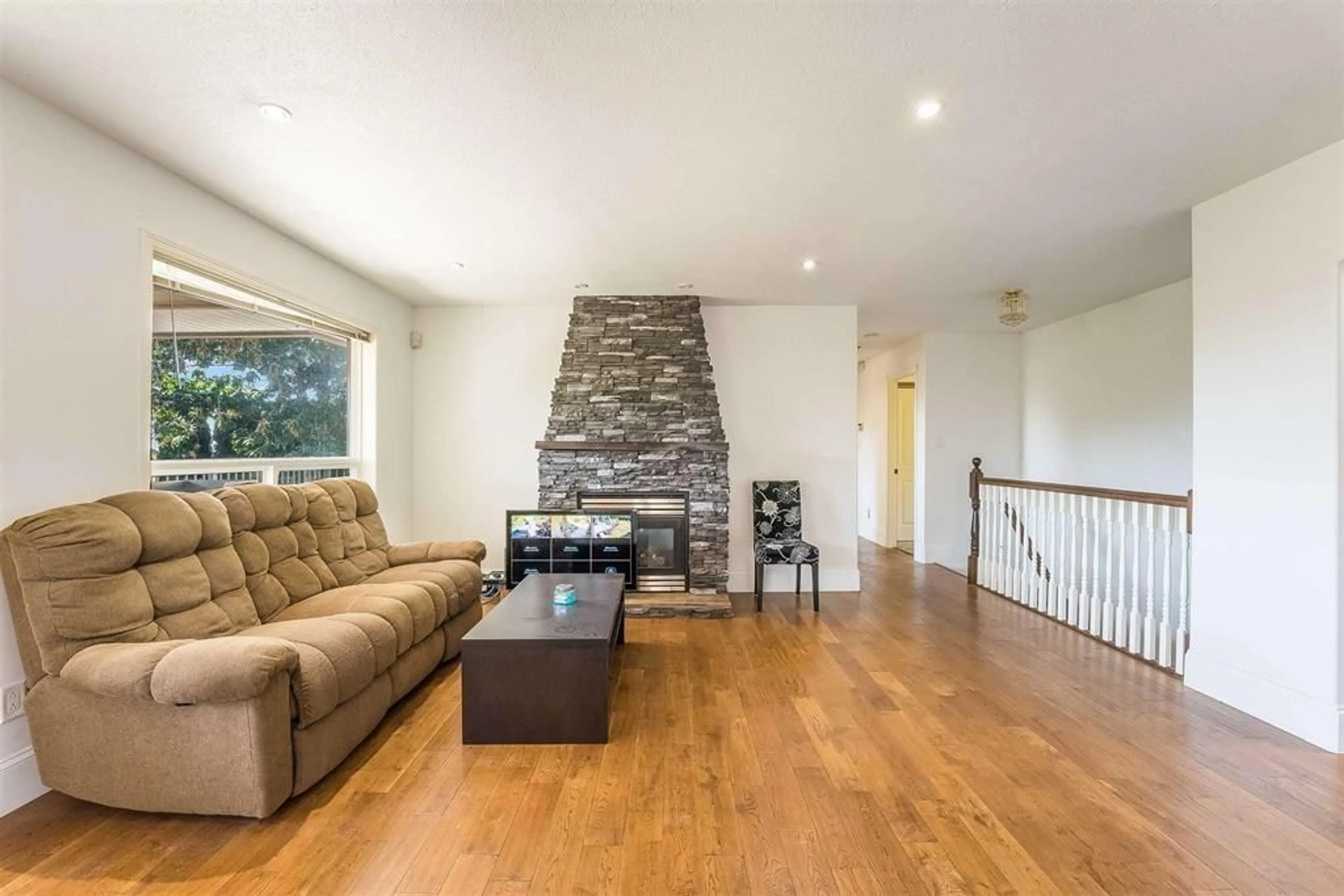 Living room with furniture, wood/laminate floor for 50284 YALE ROAD, Rosedale British Columbia V2P6H4