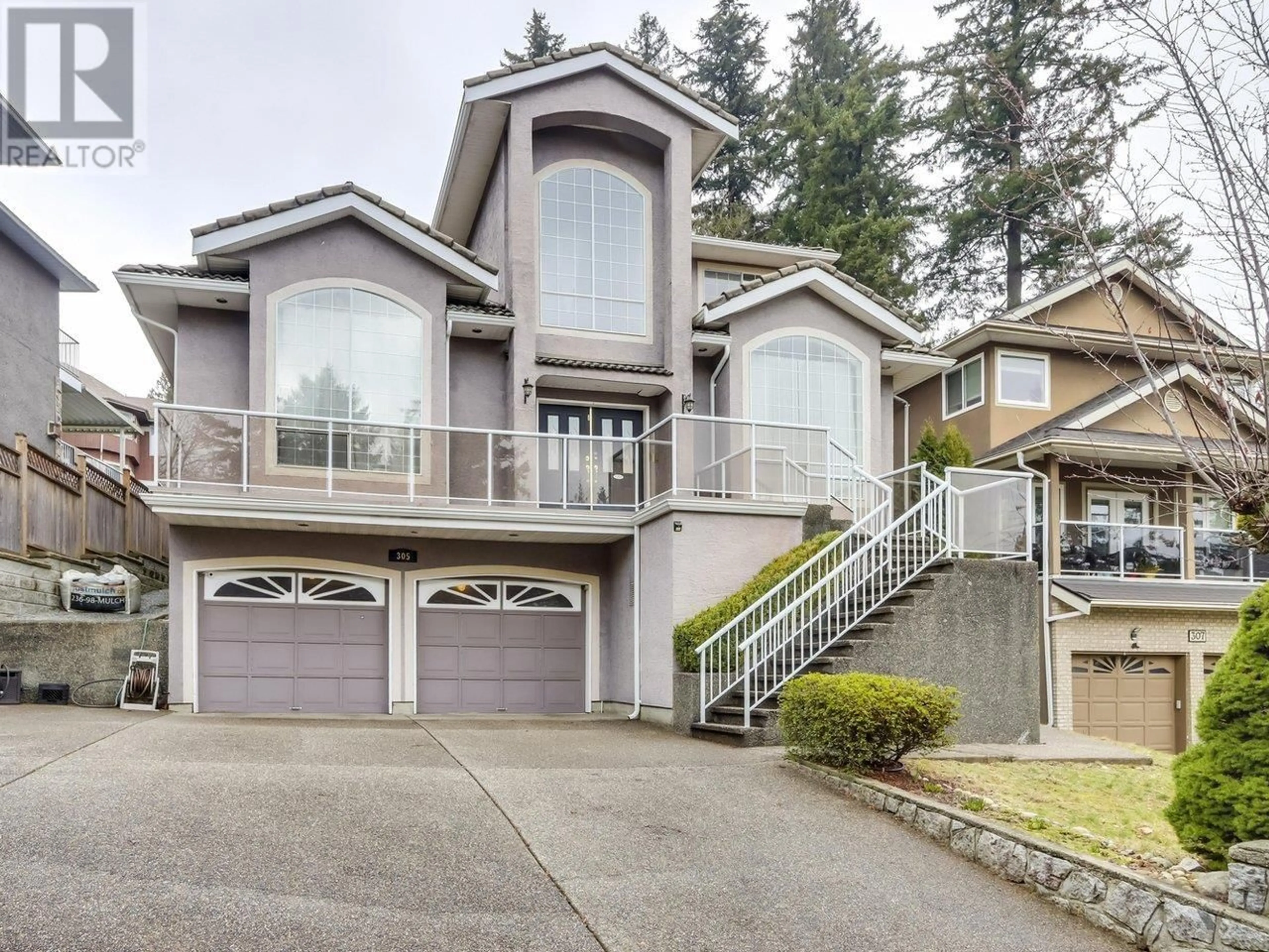 Home with vinyl exterior material, street for 305 SORRENTO PLACE, Coquitlam British Columbia V3K6P4