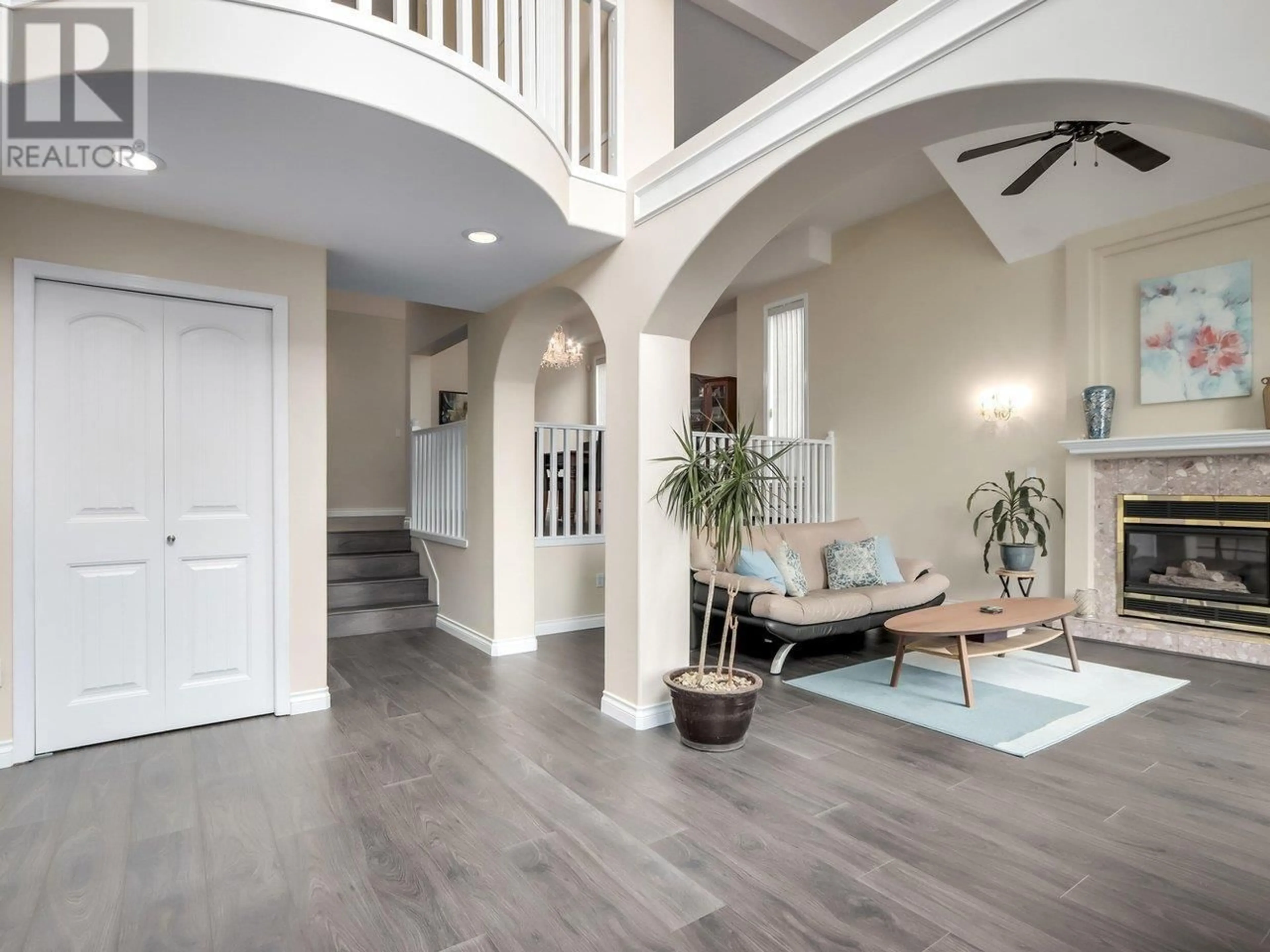 Indoor entryway for 305 SORRENTO PLACE, Coquitlam British Columbia V3K6P4