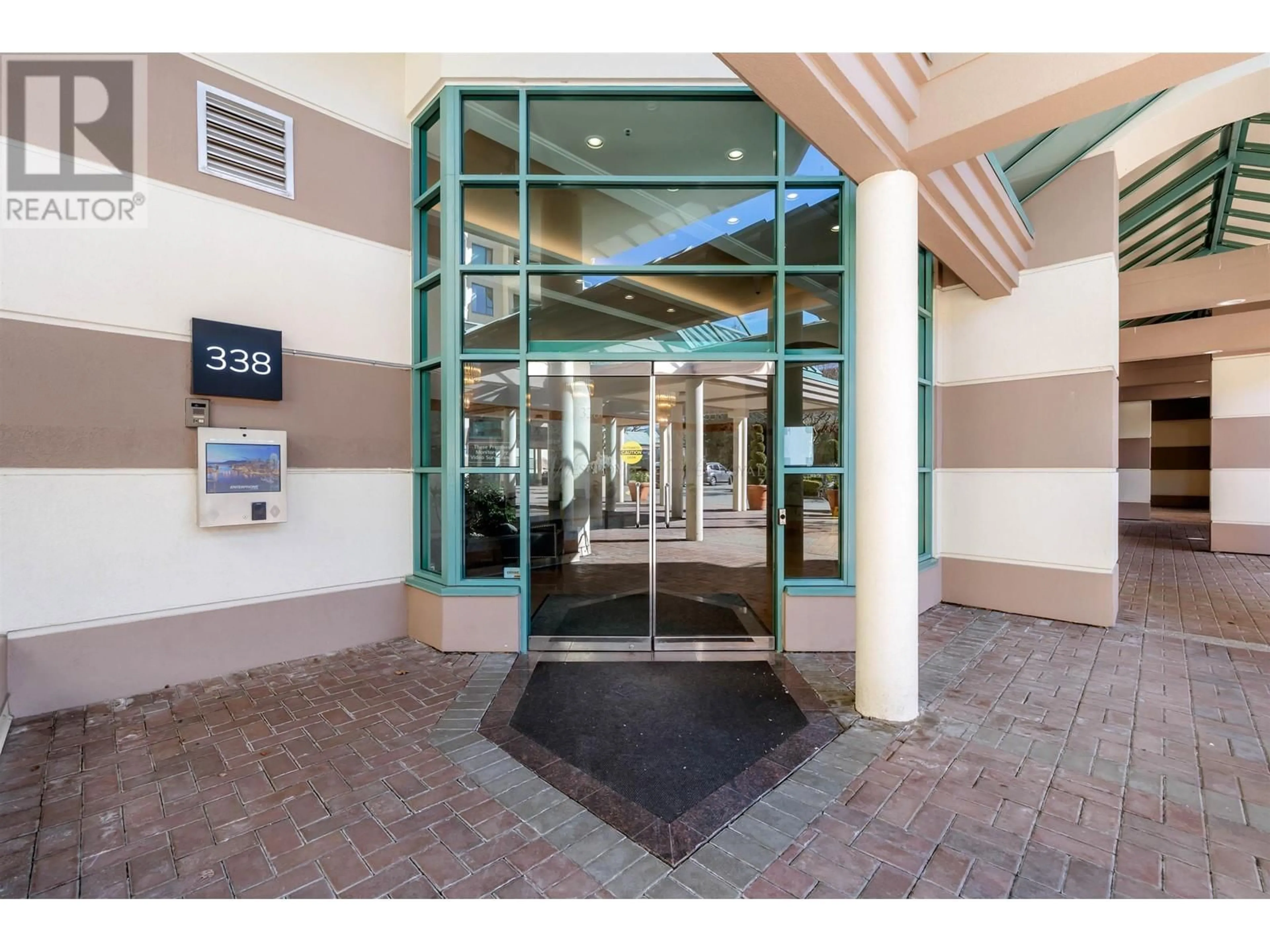 Indoor foyer for 12A - 338 TAYLOR WAY, West Vancouver British Columbia V7T2Y1