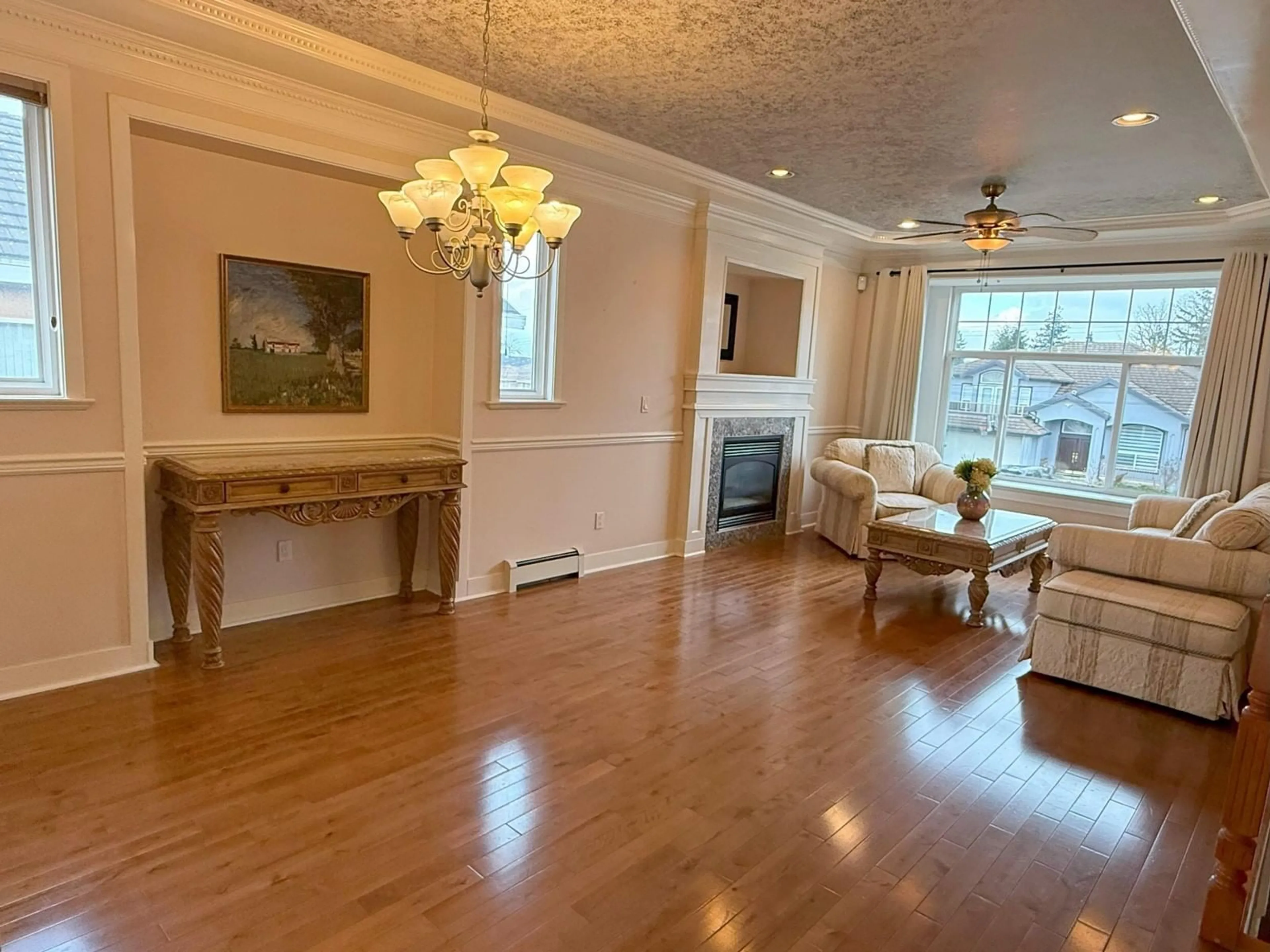 Living room with furniture, wood/laminate floor for 10955 131A, Surrey British Columbia V3T3R8