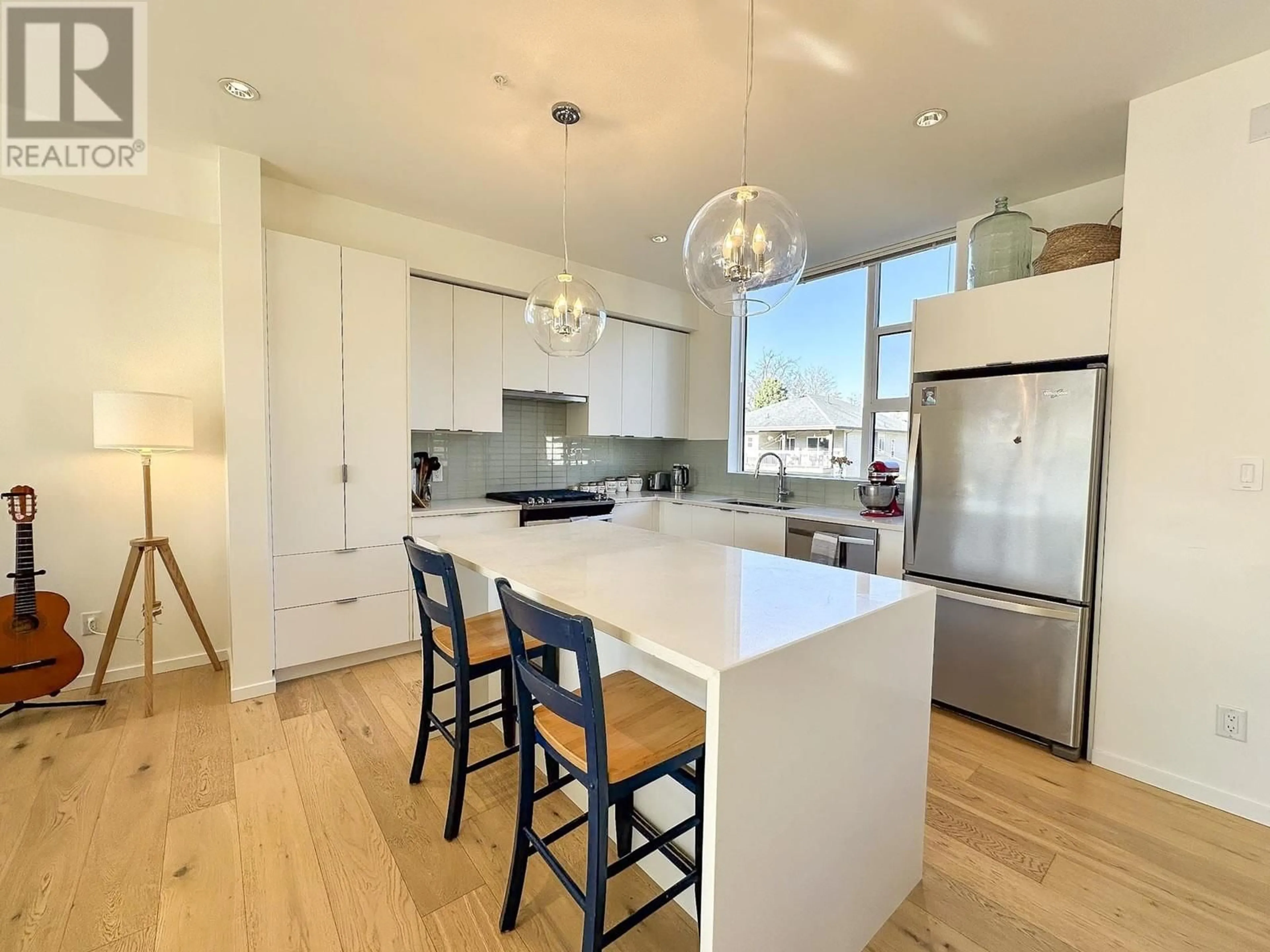 Open concept kitchen, wood/laminate floor for 6 - 38447 BUCKLEY AVENUE, Squamish British Columbia V8B0B8