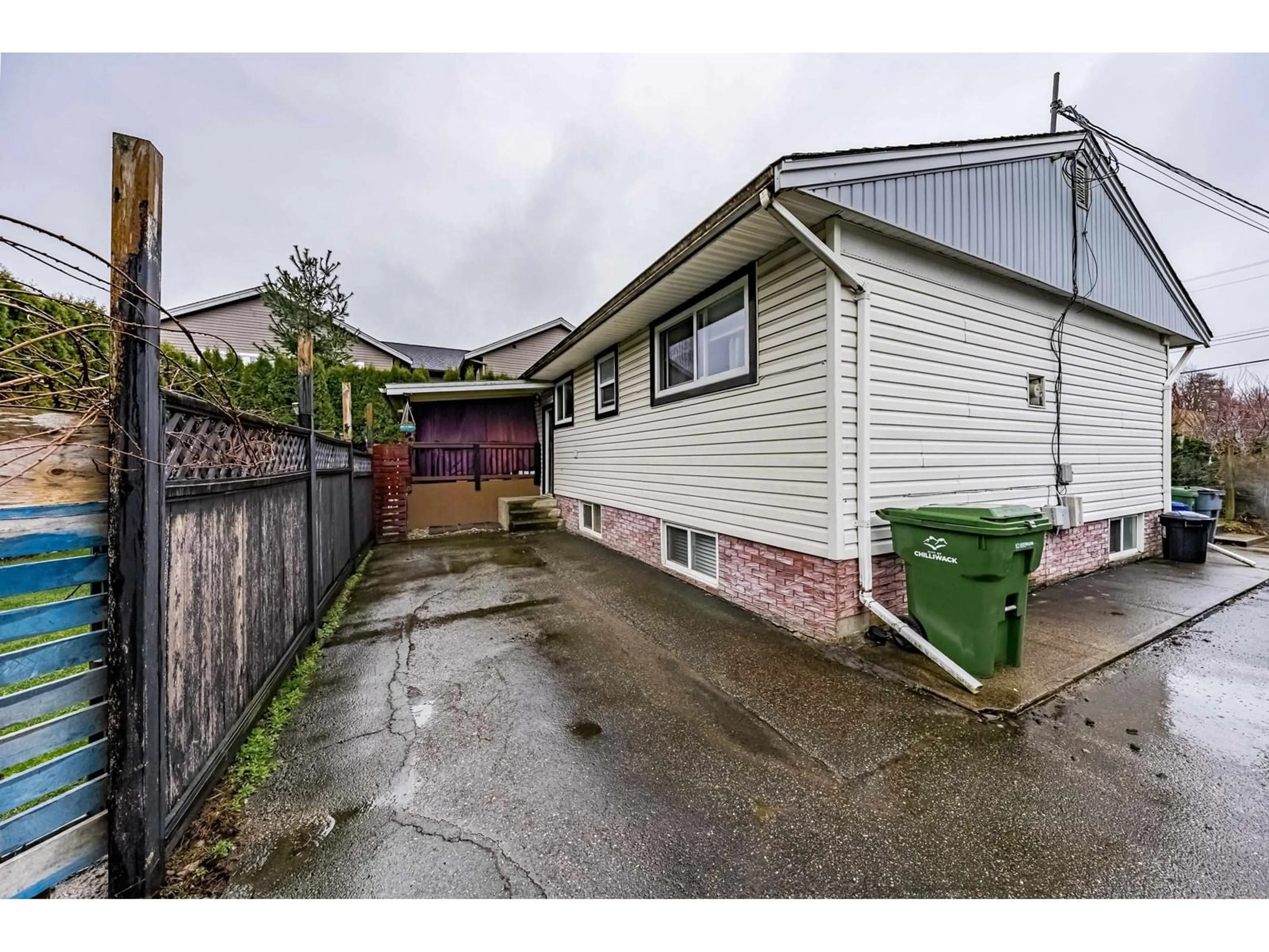 A pic from outside/outdoor area/front of a property/back of a property/a pic from drone, street for 45649 STOREY AVENUE, Chilliwack British Columbia V2R4E6