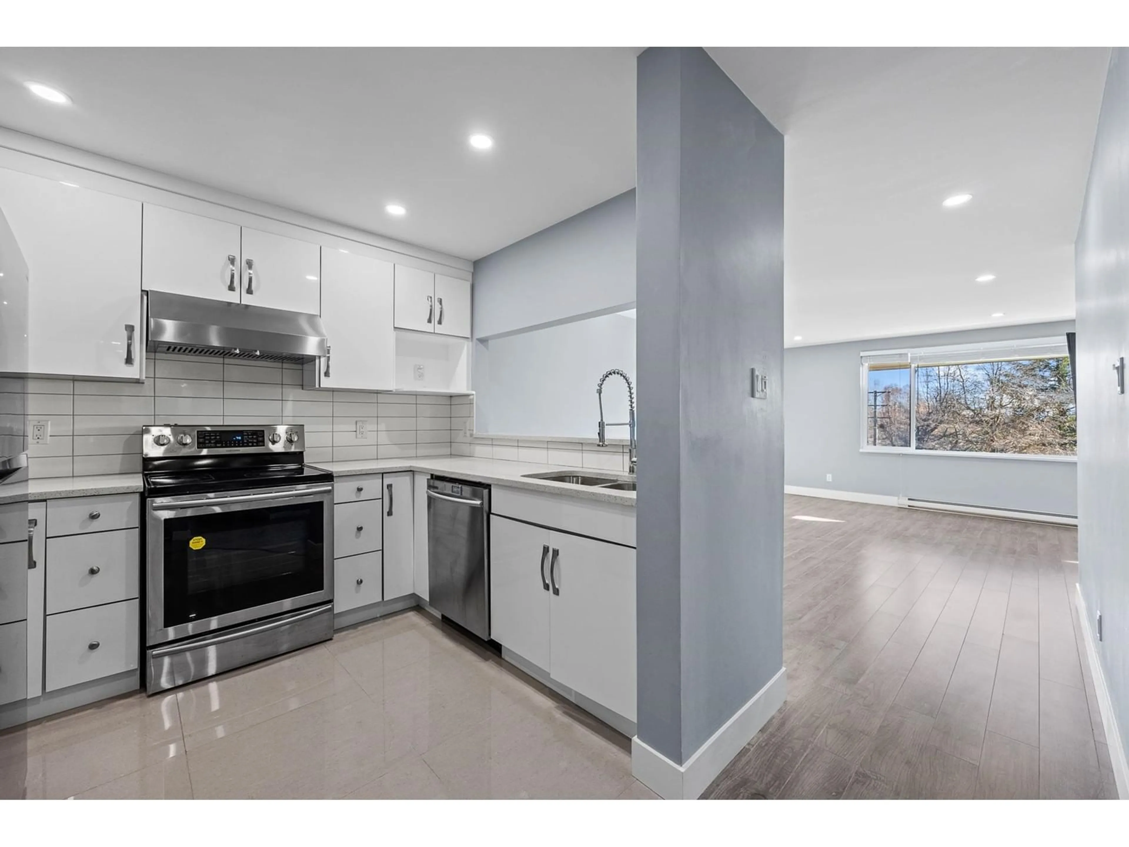 Open concept kitchen, ceramic/tile floor for 311 - 15272 19, Surrey British Columbia V4A1X6