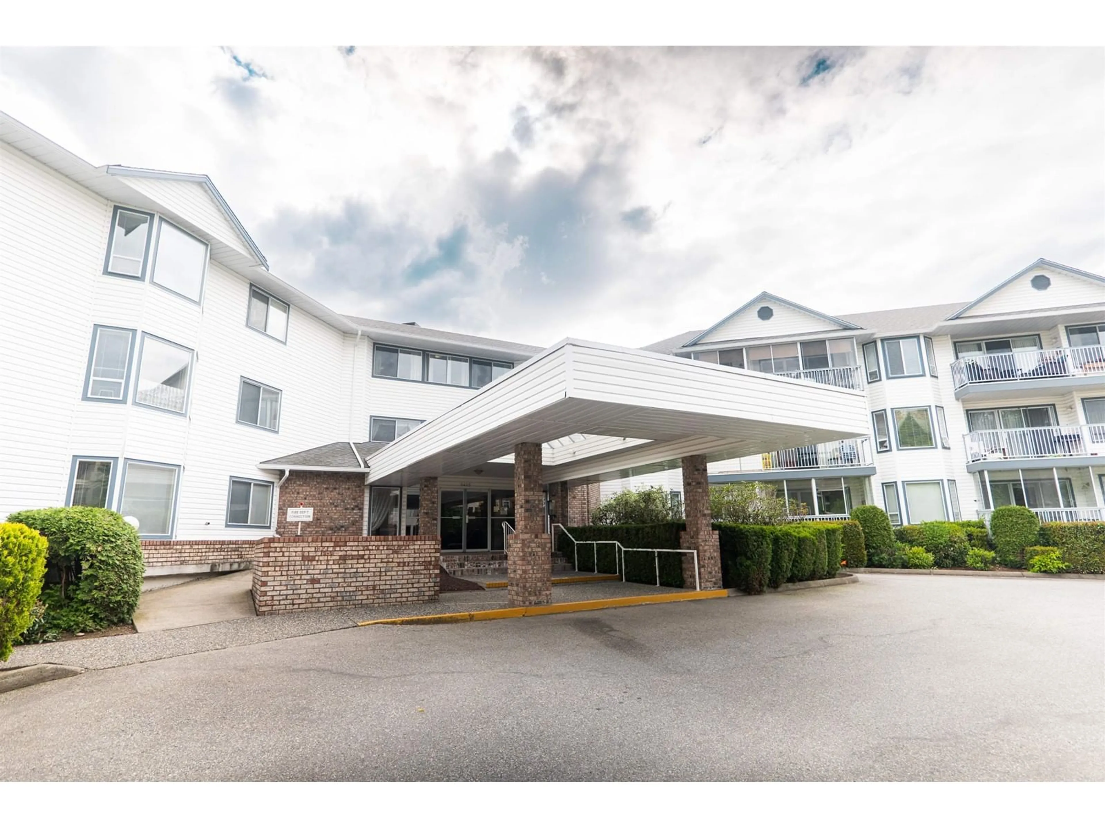 Indoor foyer for 104 - 2425 CHURCH, Abbotsford British Columbia V2T3J8