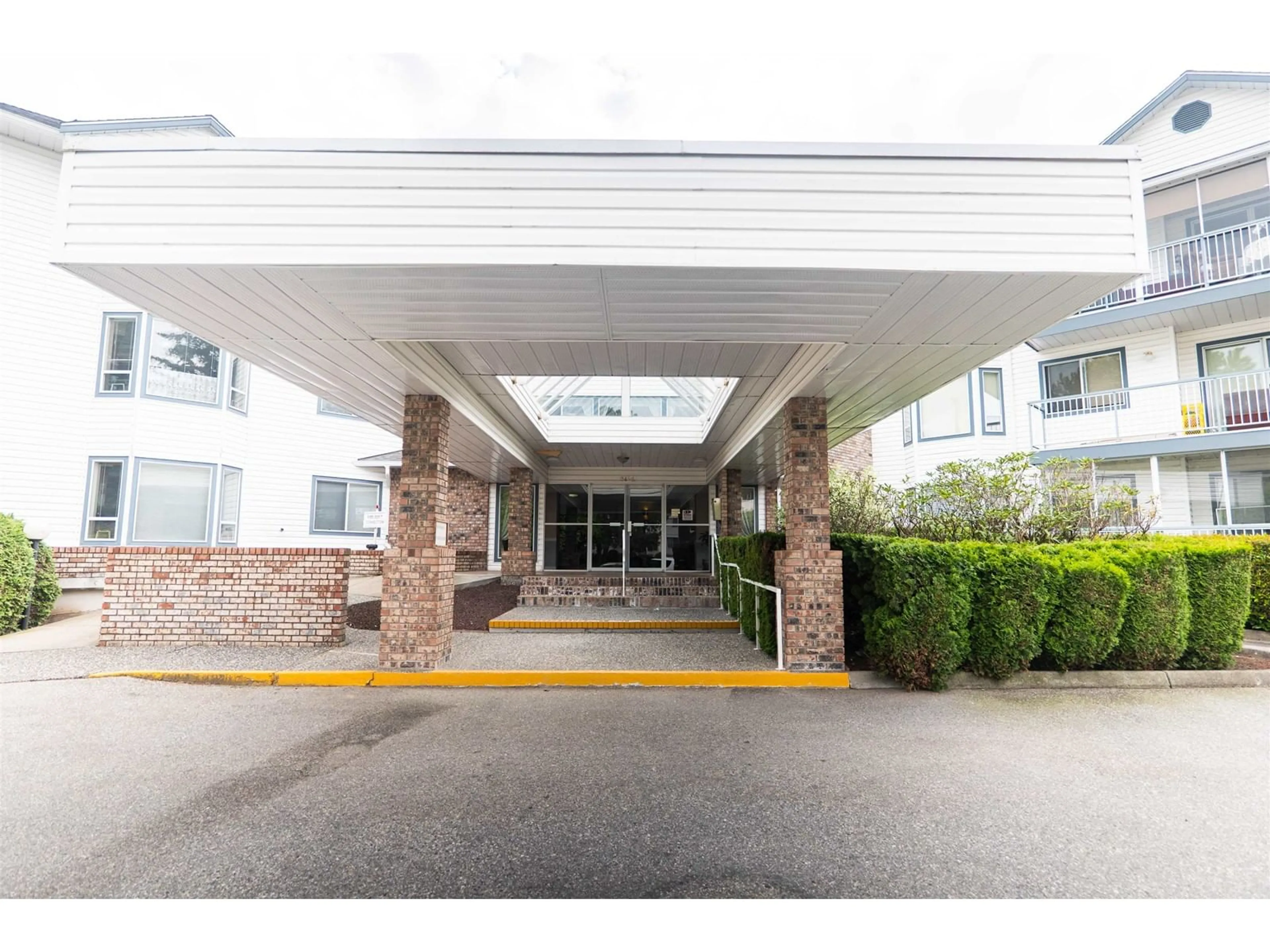 Indoor foyer for 104 - 2425 CHURCH, Abbotsford British Columbia V2T3J8
