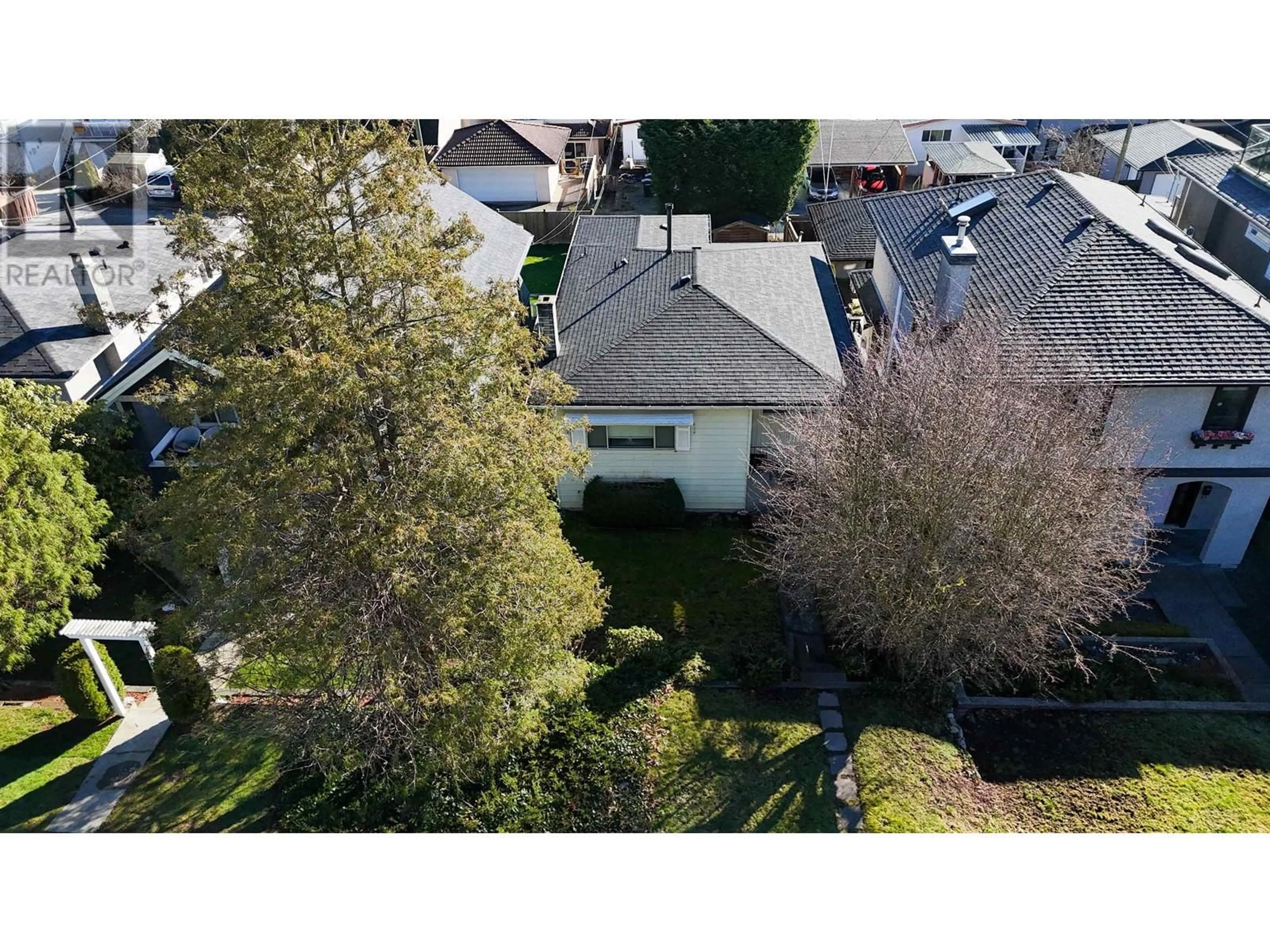 A pic from outside/outdoor area/front of a property/back of a property/a pic from drone, street for 40 SEA AVENUE, Burnaby British Columbia V5B3W6