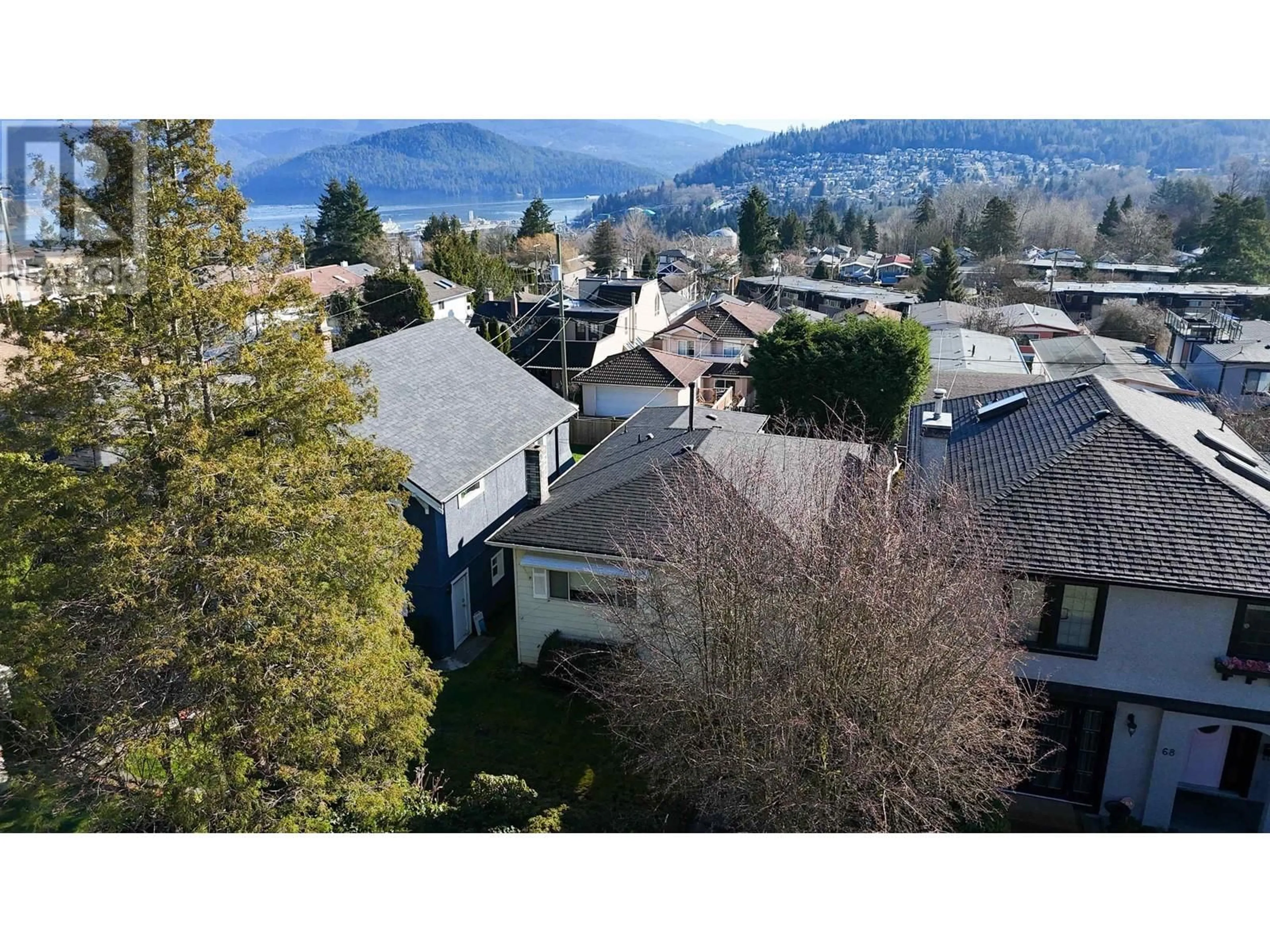 A pic from outside/outdoor area/front of a property/back of a property/a pic from drone, mountain view for 40 SEA AVENUE, Burnaby British Columbia V5B3W6