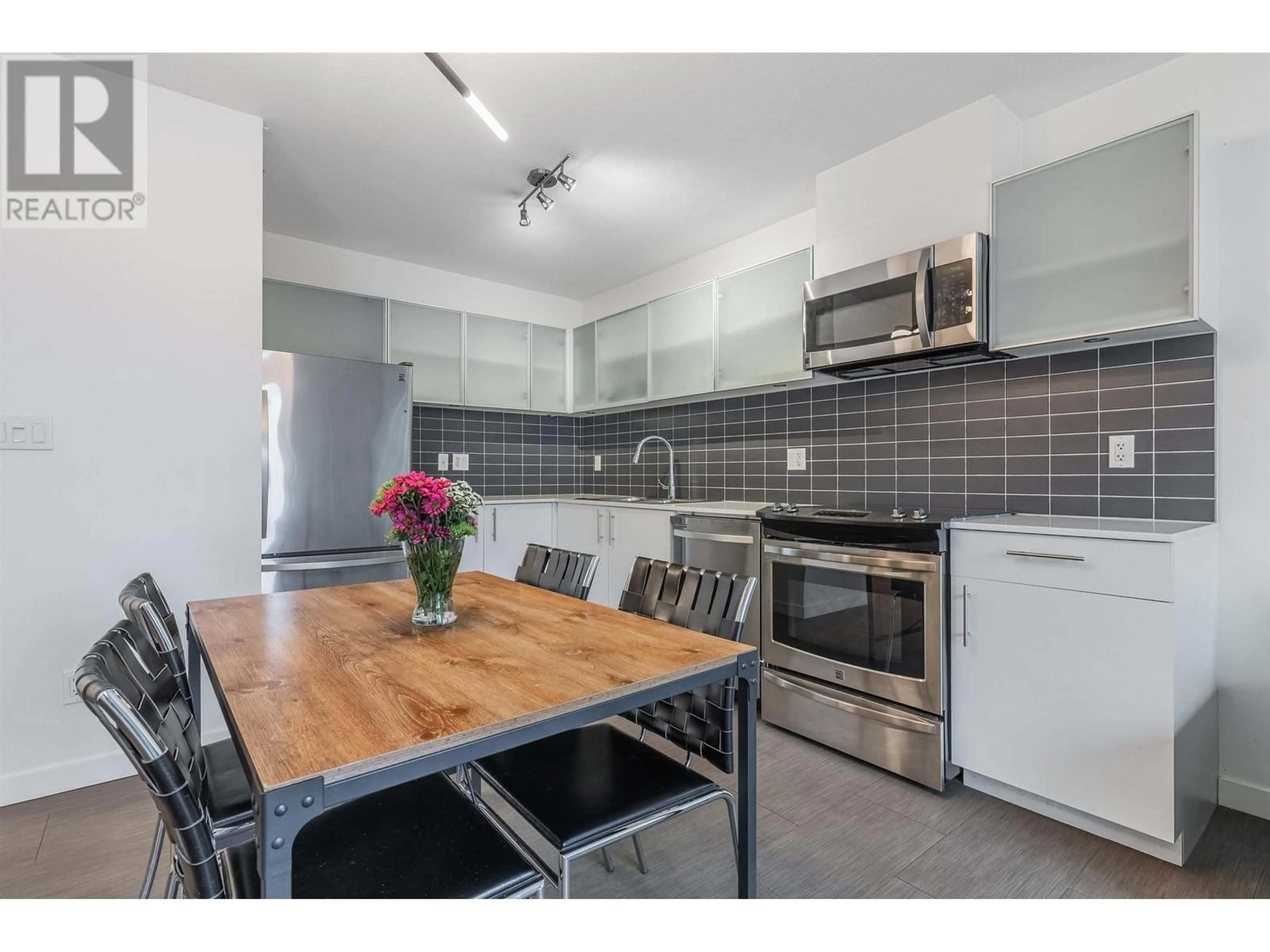 Open concept kitchen, unknown for 709 66 W CORDOVA STREET, Vancouver British Columbia V6B0L2