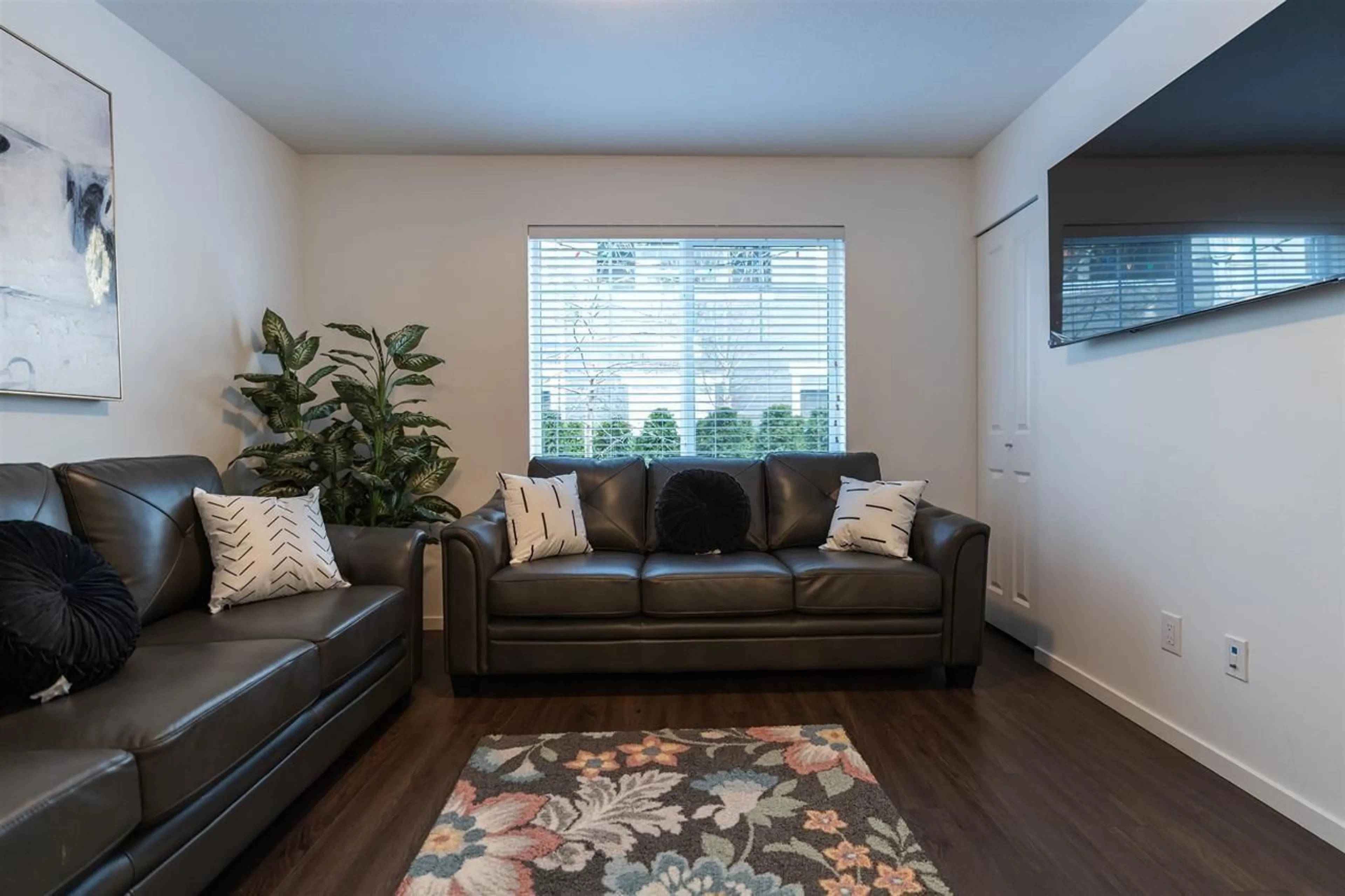 Living room with furniture, unknown for 52 - 158 171, Surrey British Columbia V3Z0X1