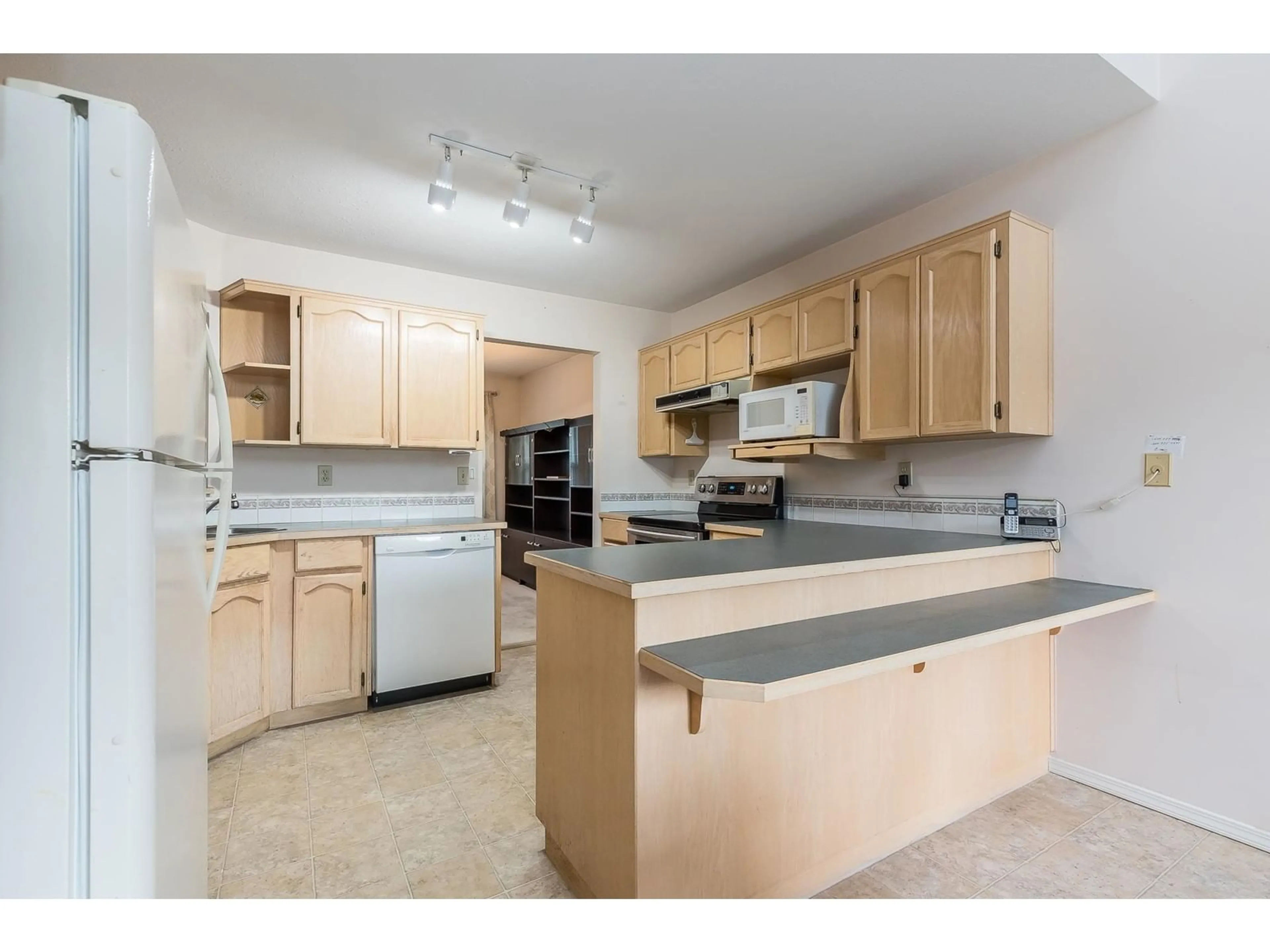 Standard kitchen, unknown for 88 - 34959 OLD CLAYBURN, Abbotsford British Columbia V2S6W7