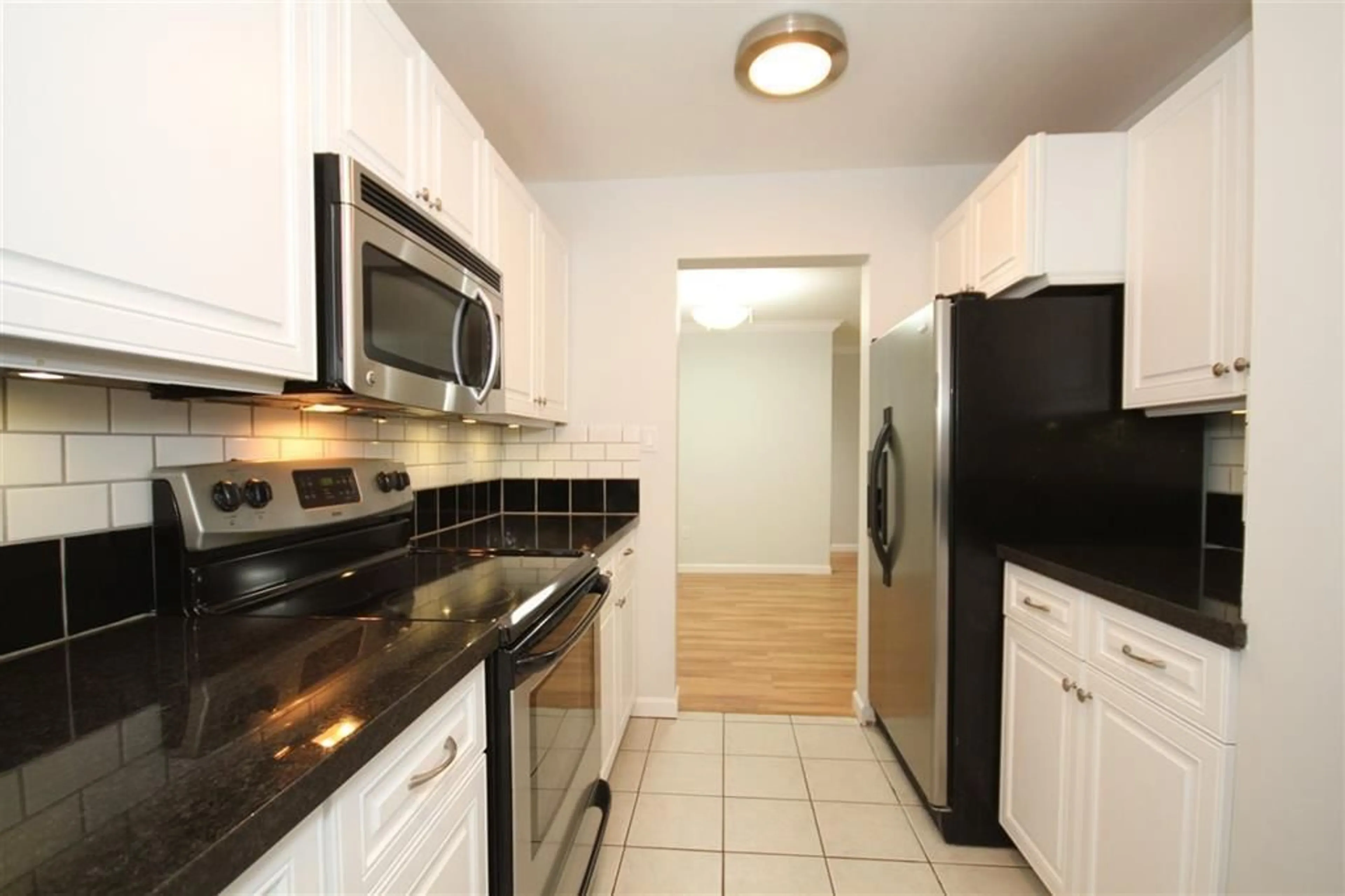 Standard kitchen, unknown for 110 10698 151A STREET, Surrey British Columbia V3R8T5