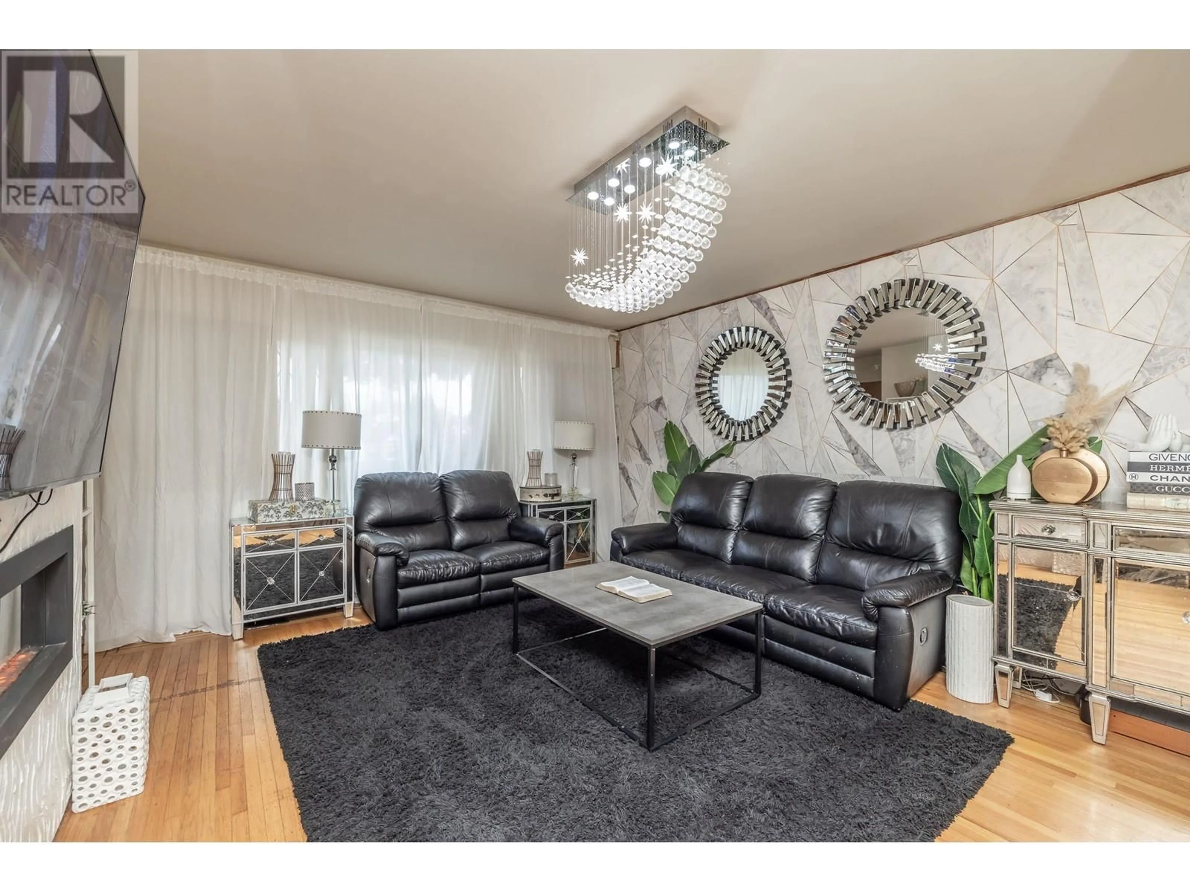 Living room with furniture, wood/laminate floor for 4987 HOY STREET, Vancouver British Columbia V5R4N6