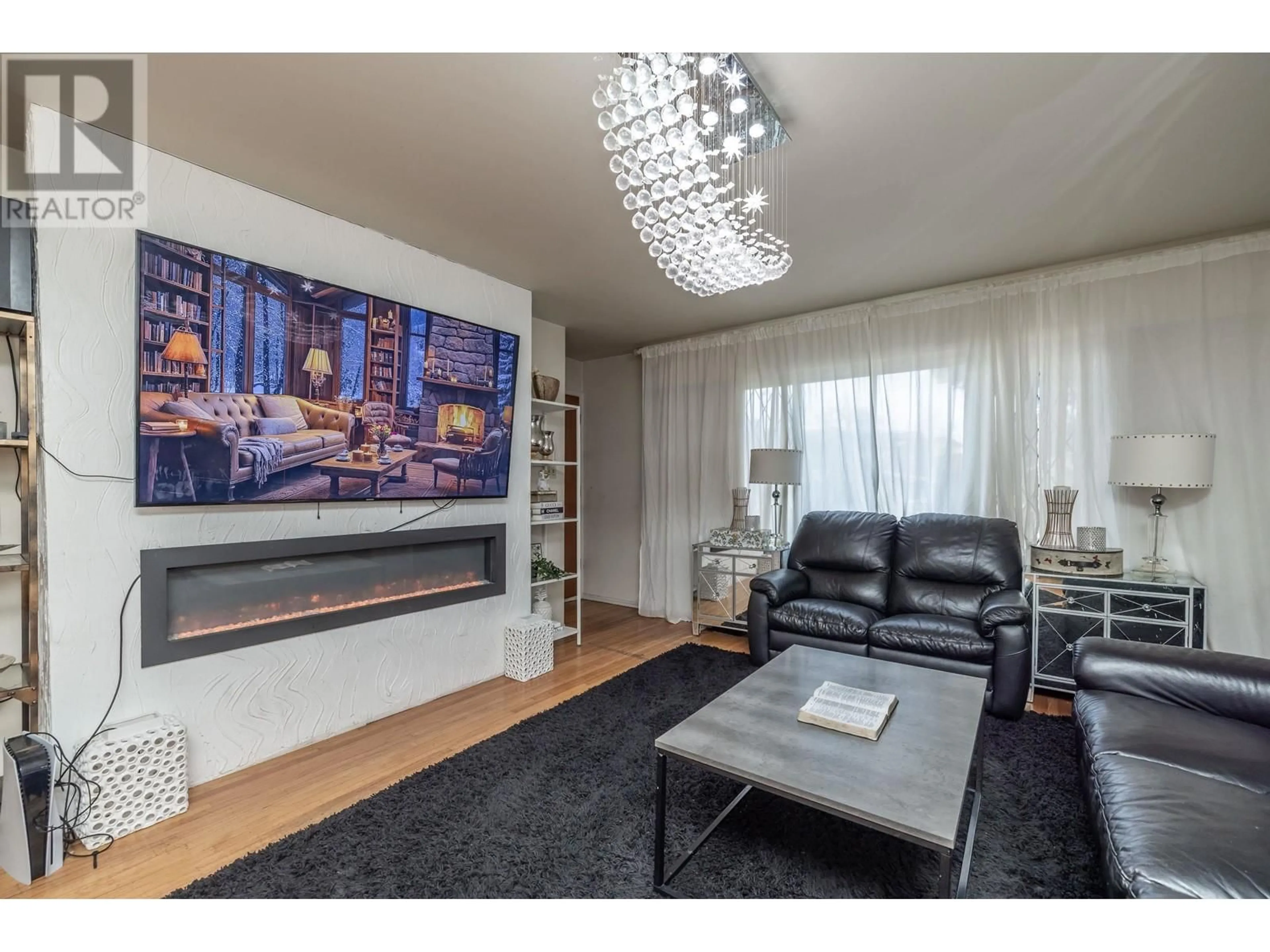 Living room with furniture, wood/laminate floor for 4987 HOY STREET, Vancouver British Columbia V5R4N6