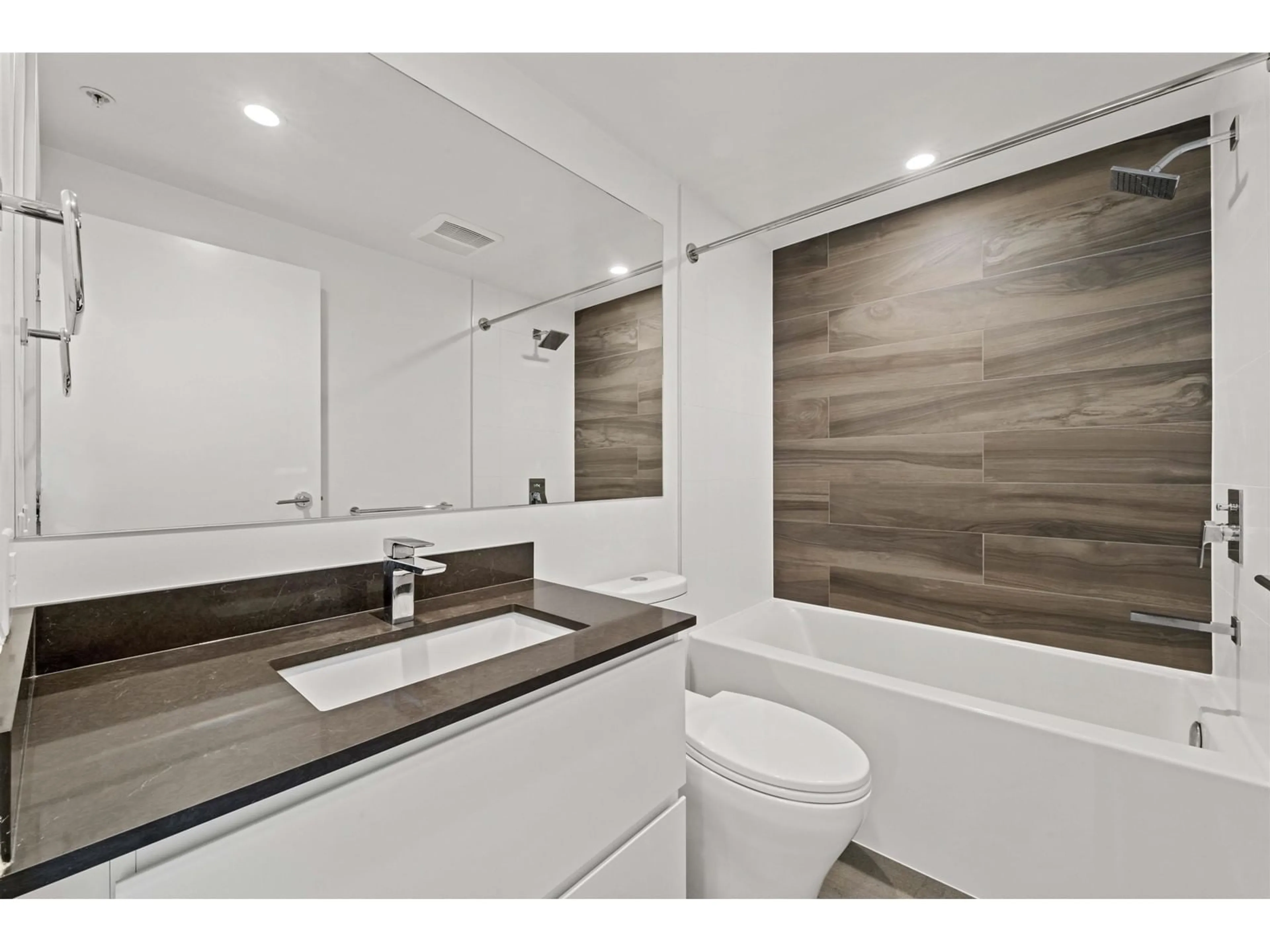 Standard bathroom, unknown for 1709 13655 FRASER HIGHWAY, Surrey British Columbia V3T0P8