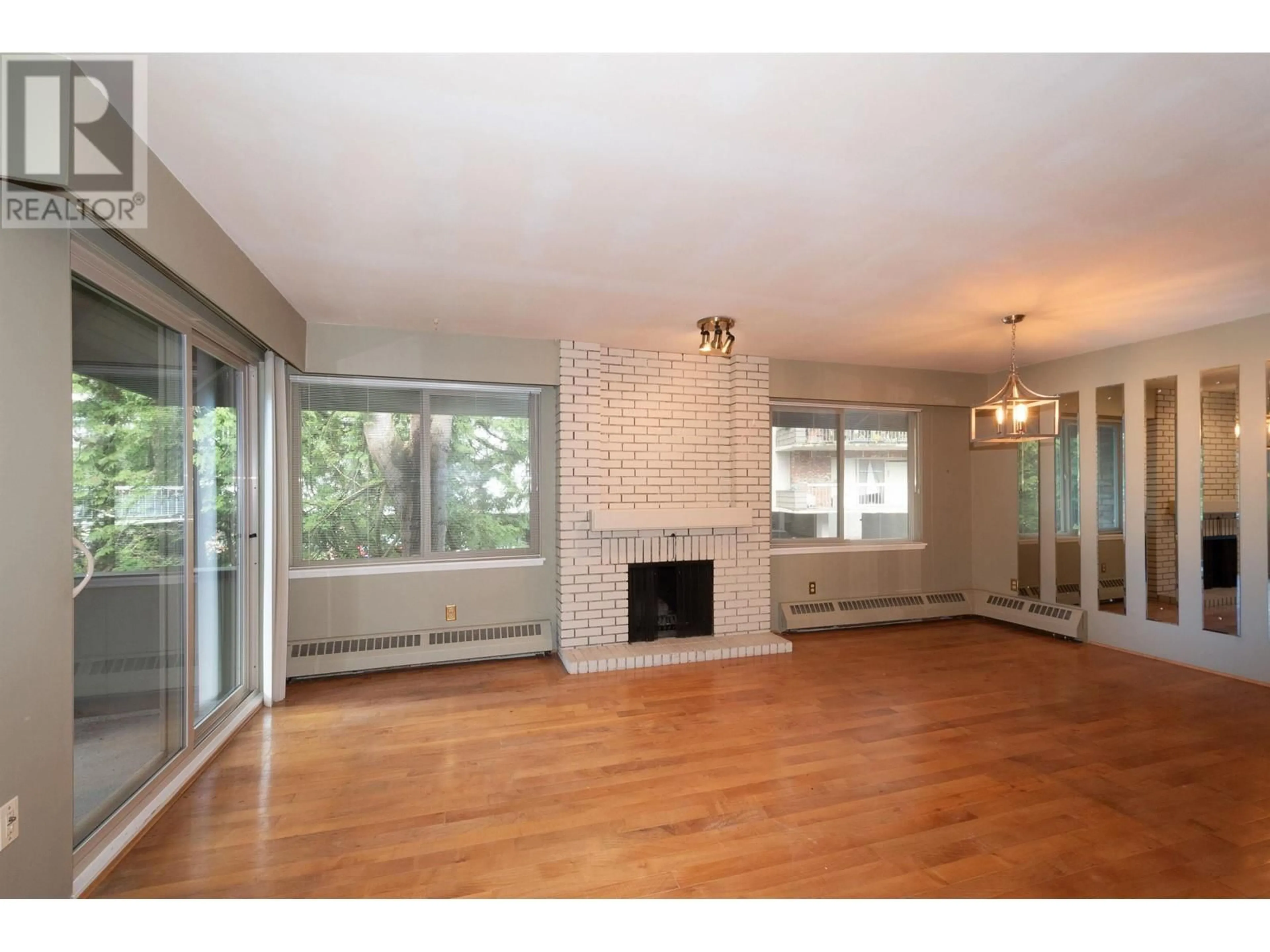Living room with furniture, wood/laminate floor for 704 - 235 KEITH ROAD, West Vancouver British Columbia V7T1L5