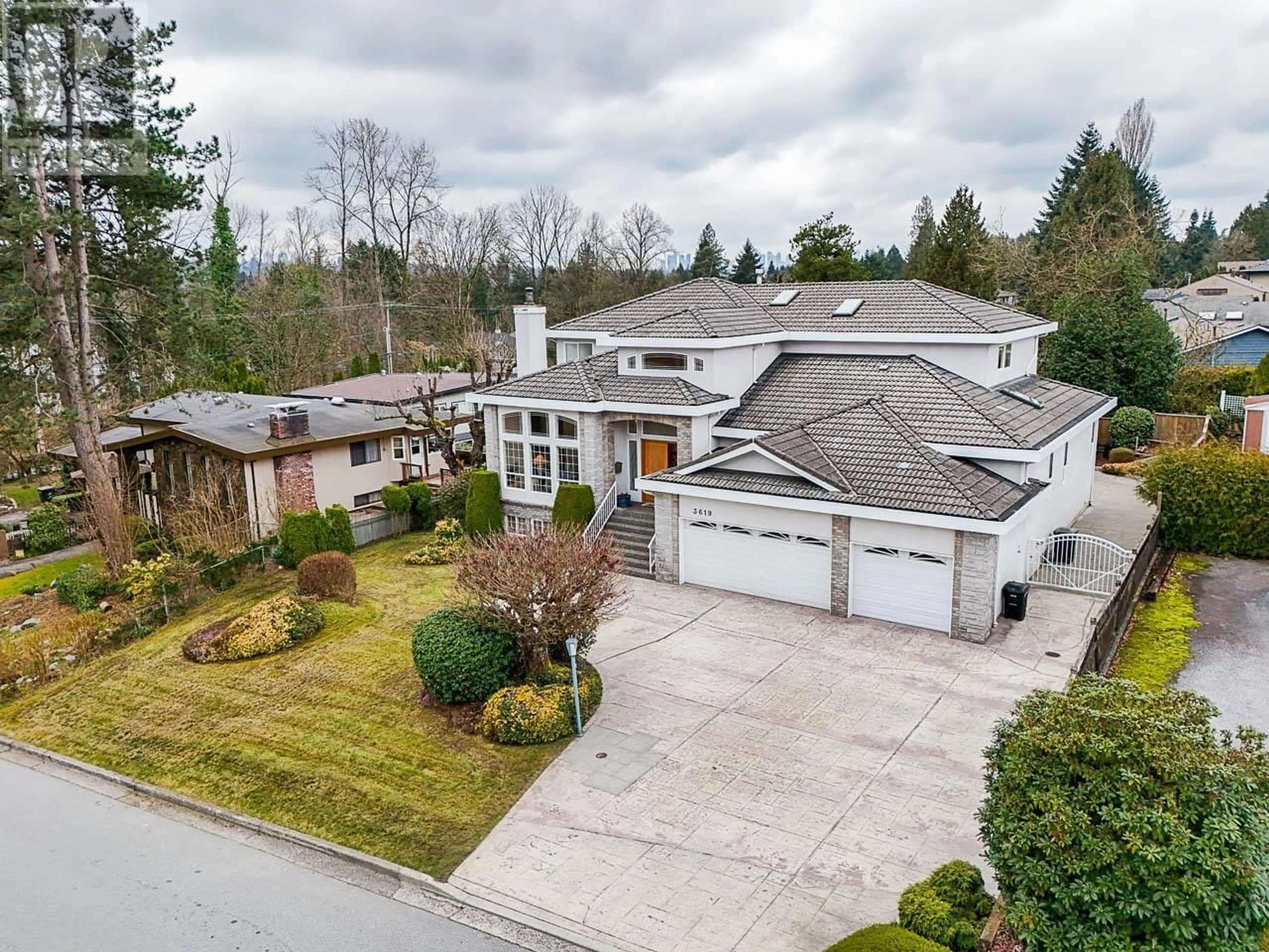 A pic from outside/outdoor area/front of a property/back of a property/a pic from drone, street for 3619 DALEBRIGHT DRIVE, Burnaby British Columbia V5A3E9