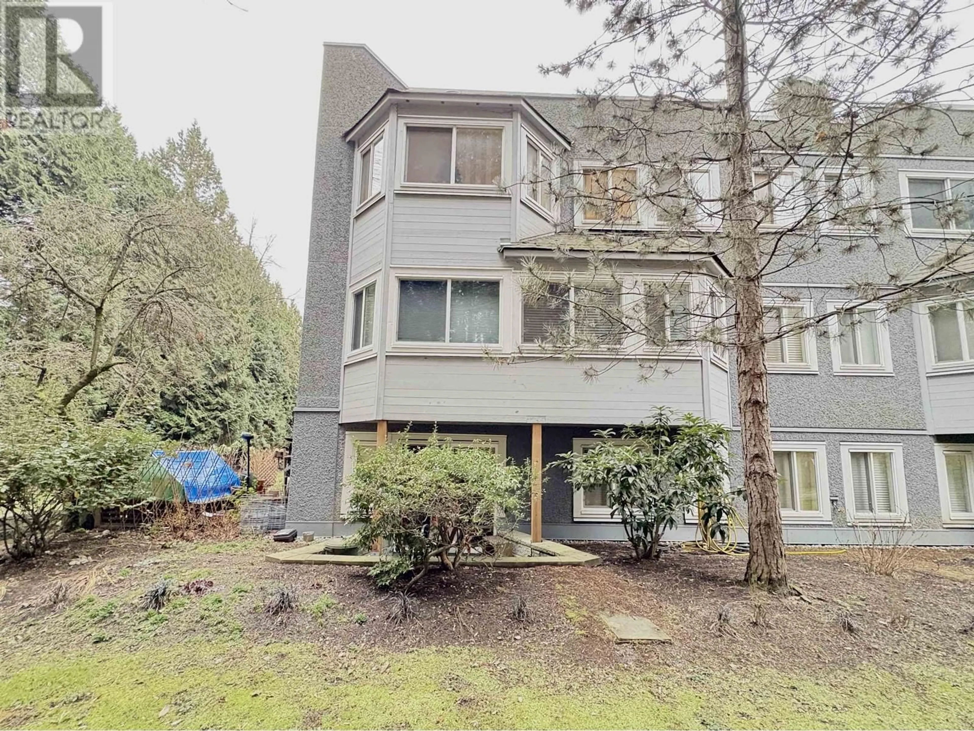 A pic from outside/outdoor area/front of a property/back of a property/a pic from drone, unknown for 312 - 9880 MANCHESTER DRIVE, Burnaby British Columbia V3N4R3