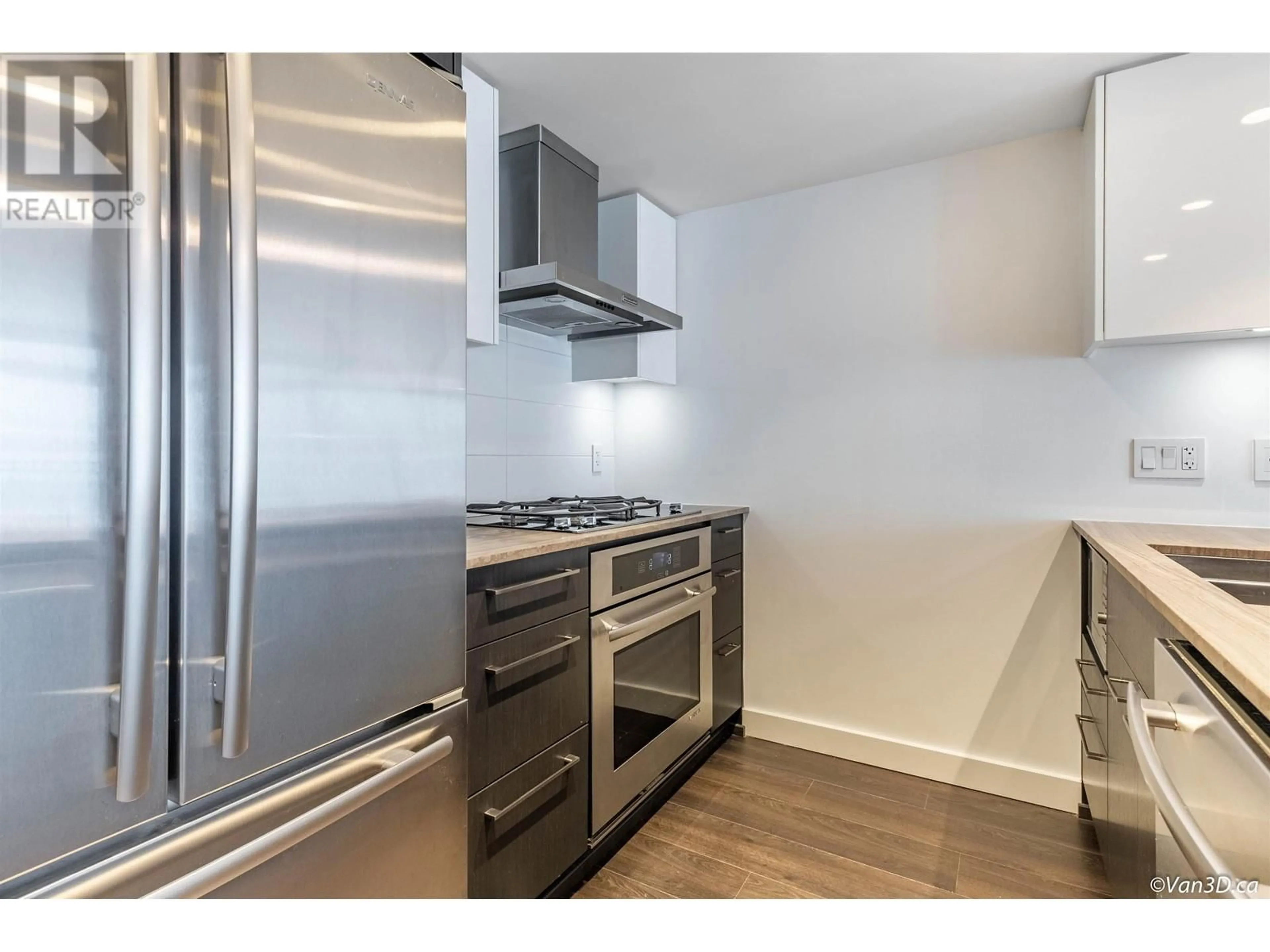 Standard kitchen, wood/laminate floor for 816 1618 QUEBEC STREET, Vancouver British Columbia V6A0C5