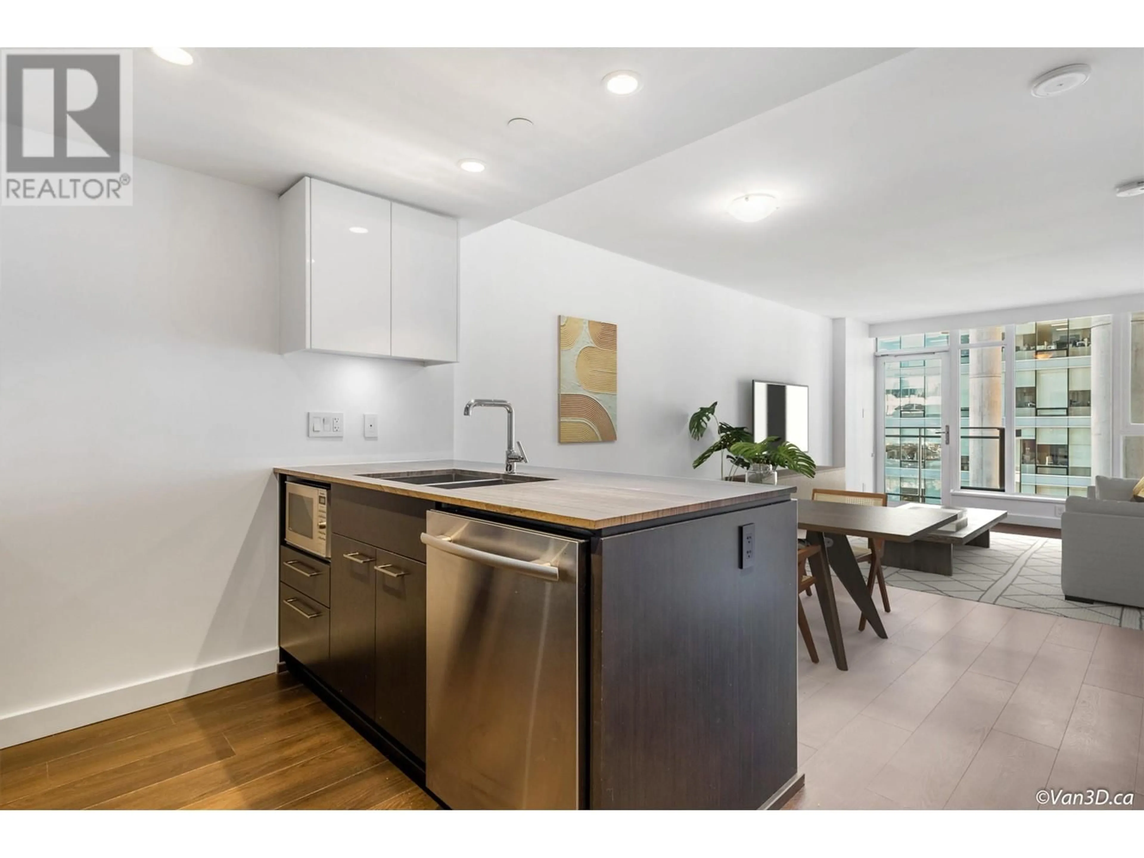 Open concept kitchen, wood/laminate floor for 816 1618 QUEBEC STREET, Vancouver British Columbia V6A0C5