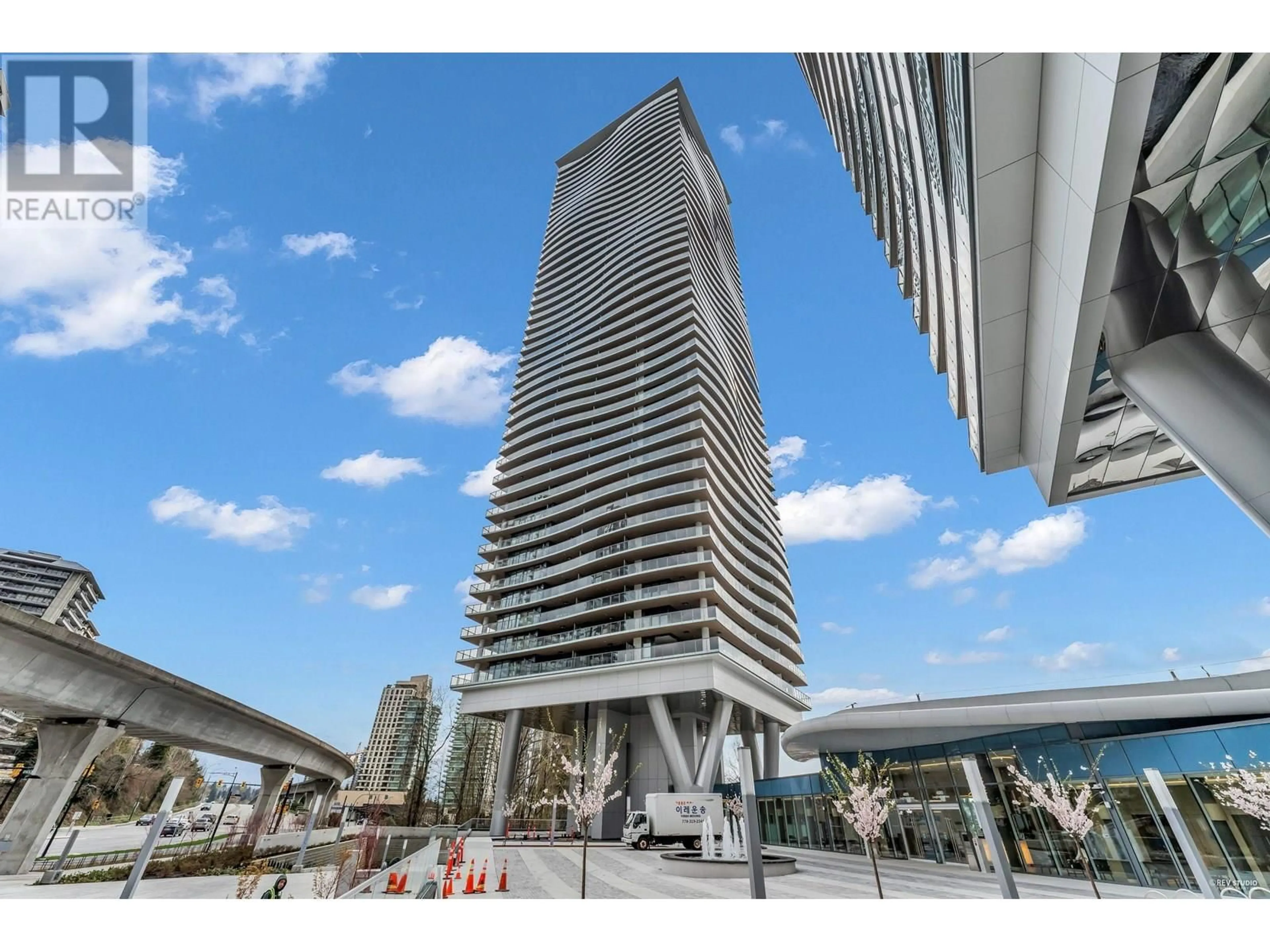 Indoor foyer for 1301 - 4880 LOUGHEED HIGHWAY, Burnaby British Columbia V5C0N1