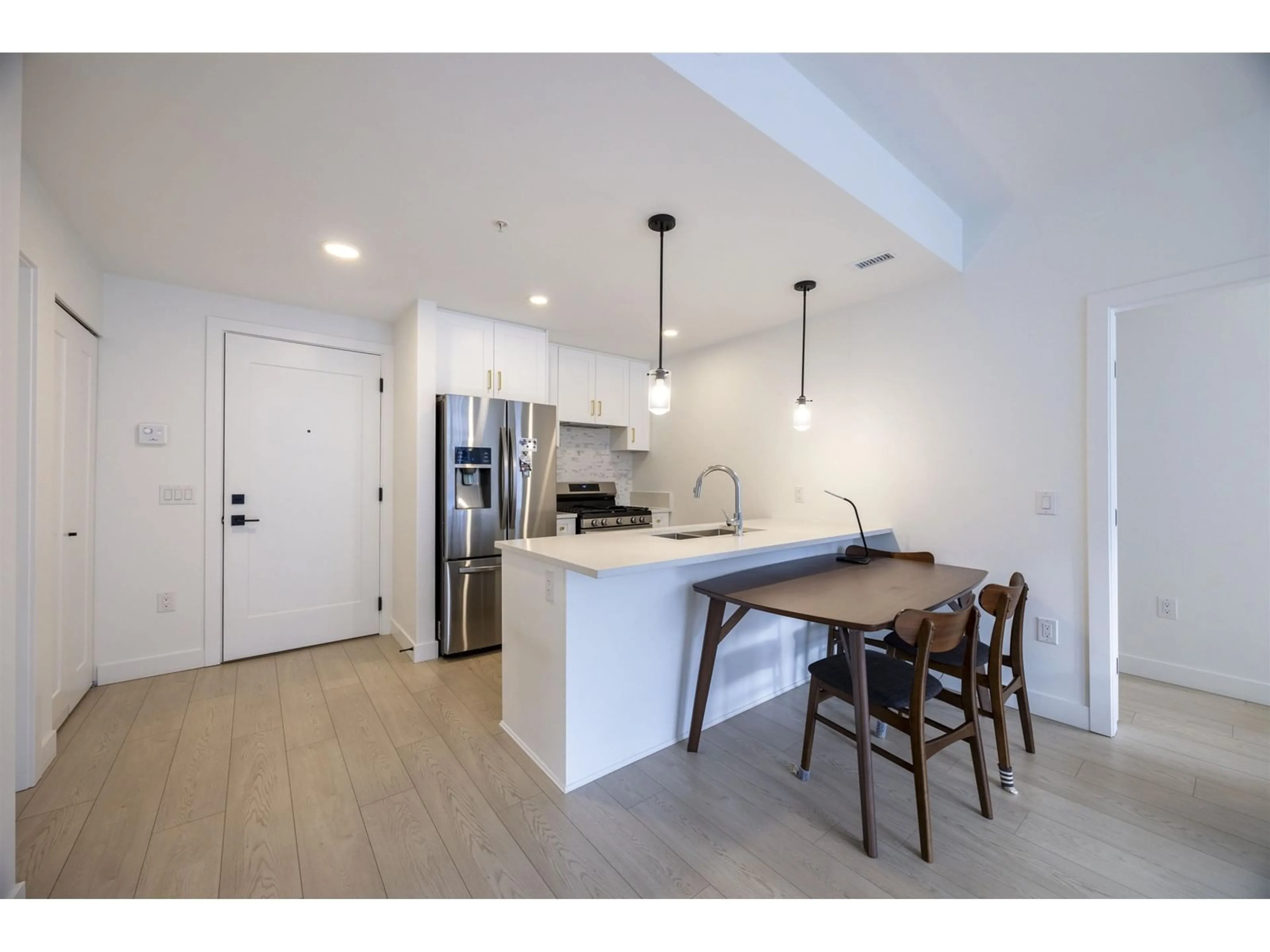 Open concept kitchen, unknown for 411 - 19945 BRYDON, Langley British Columbia V3A0P4