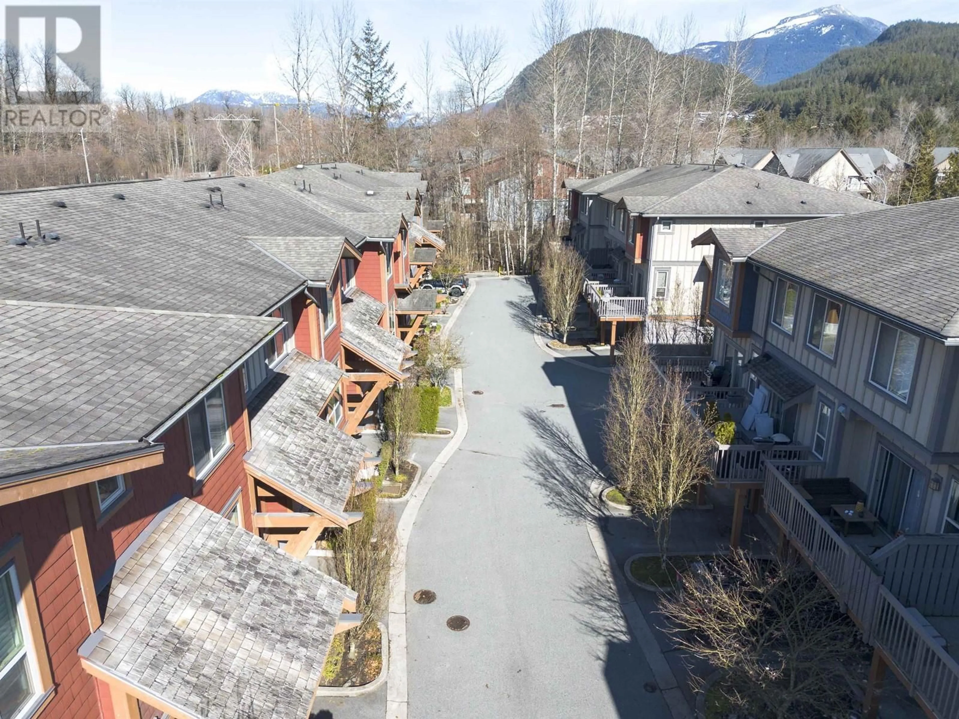 A pic from outside/outdoor area/front of a property/back of a property/a pic from drone, mountain view for 25 40653 TANTALUS ROAD, Squamish British Columbia V8B0P3