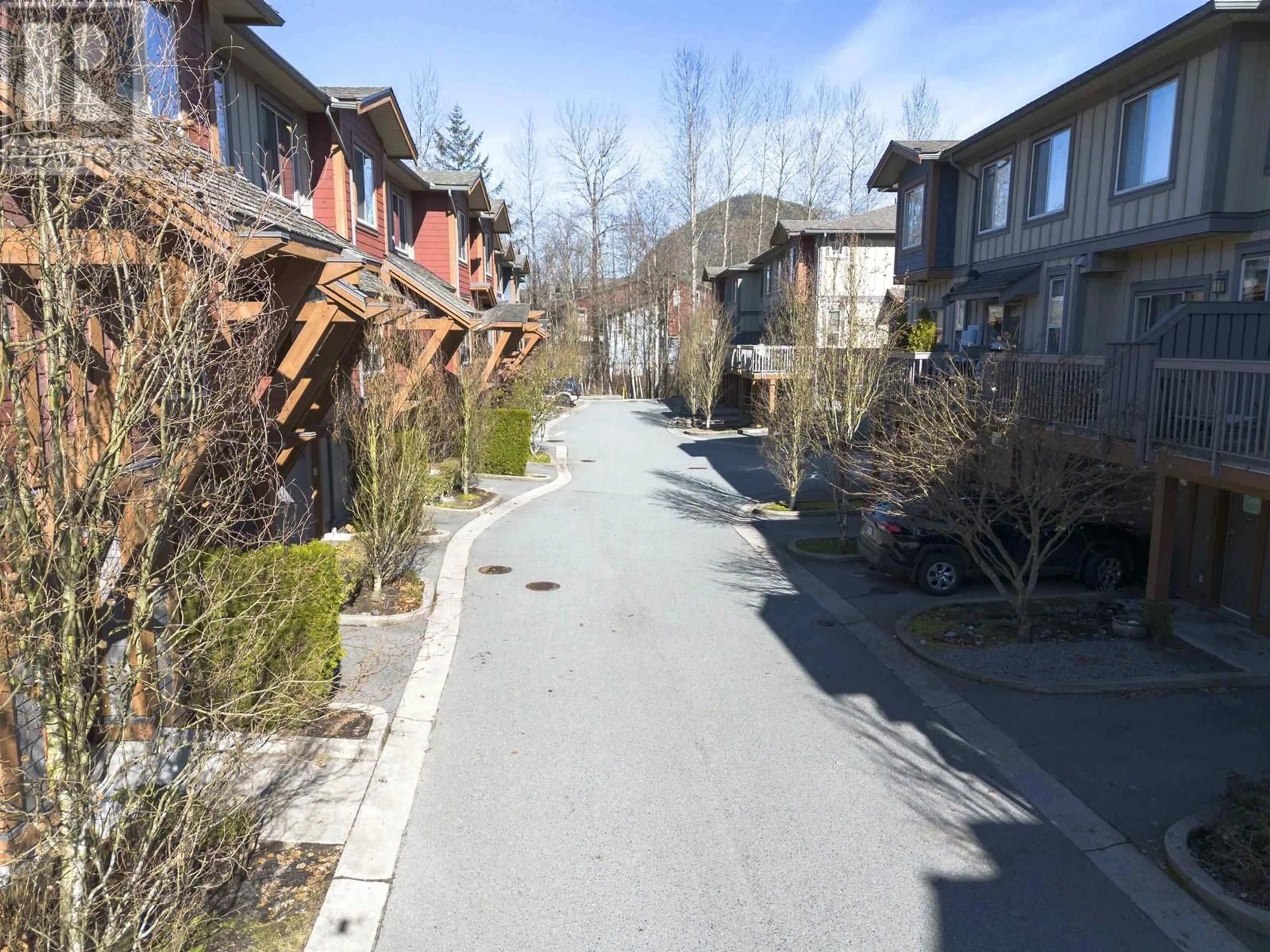 A pic from outside/outdoor area/front of a property/back of a property/a pic from drone, street for 25 40653 TANTALUS ROAD, Squamish British Columbia V8B0P3