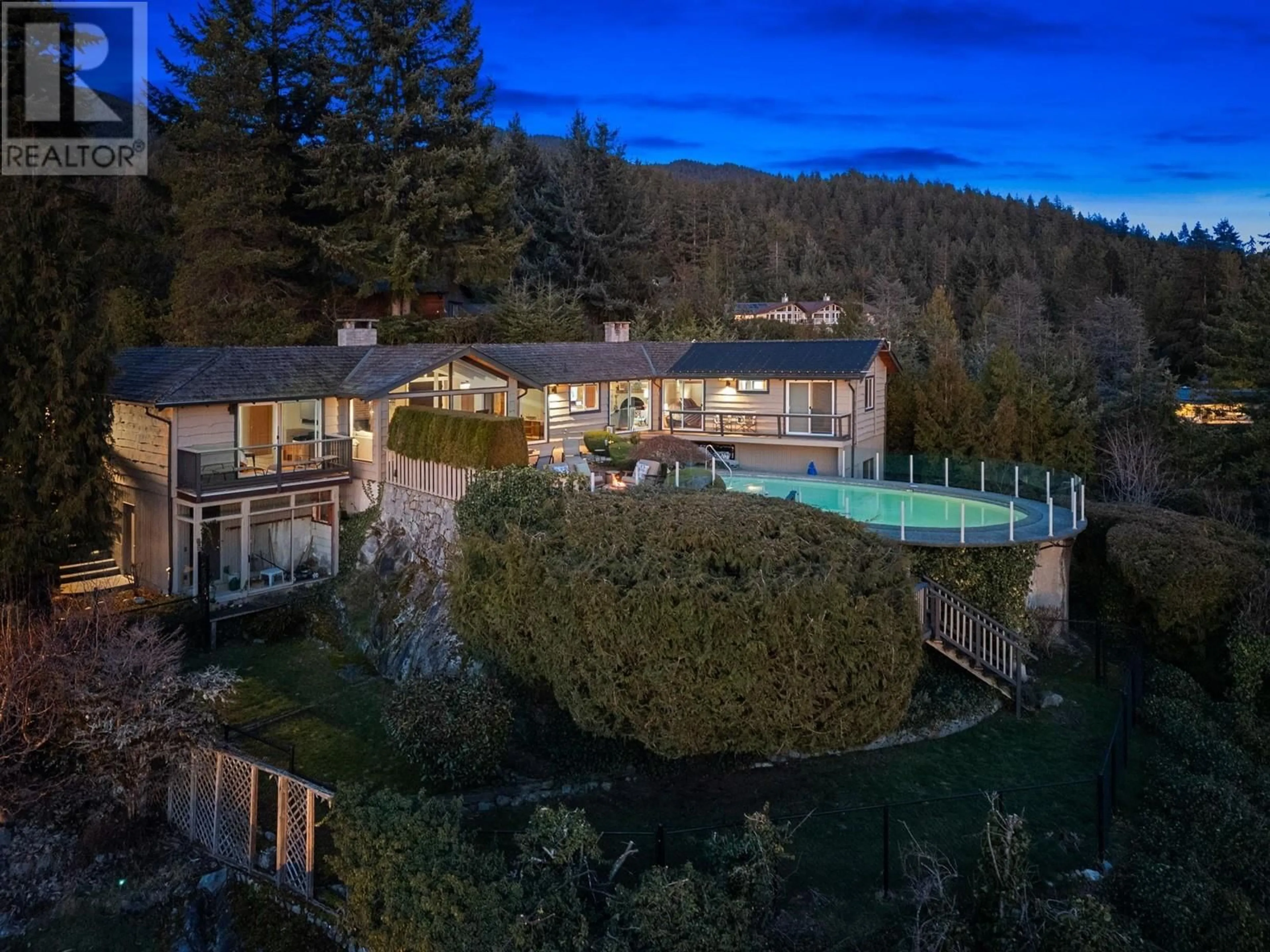 A pic from outside/outdoor area/front of a property/back of a property/a pic from drone, unknown for 4570 WOODGREEN COURT, West Vancouver British Columbia V7S2V7