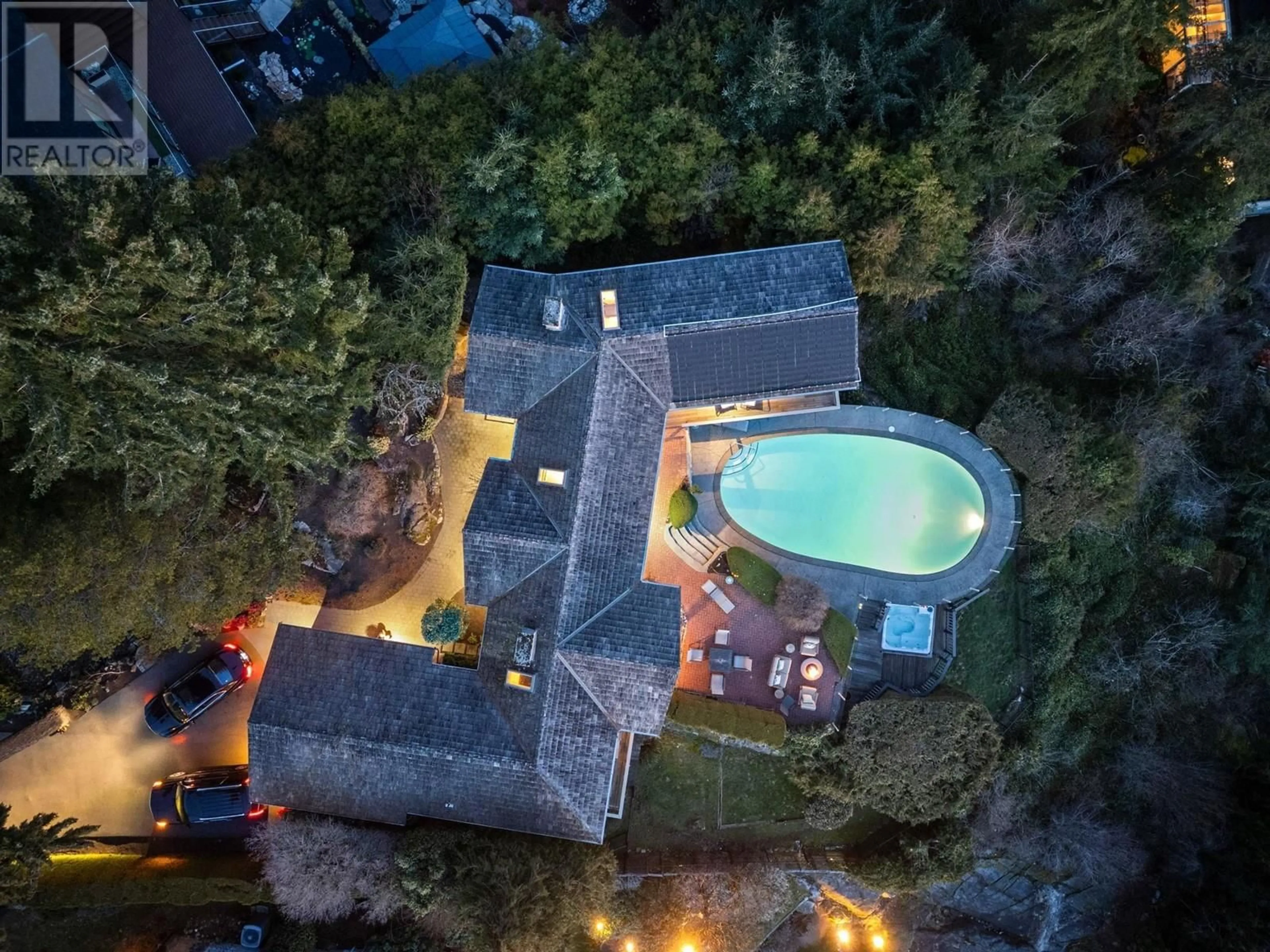 A pic from outside/outdoor area/front of a property/back of a property/a pic from drone, unknown for 4570 WOODGREEN COURT, West Vancouver British Columbia V7S2V7