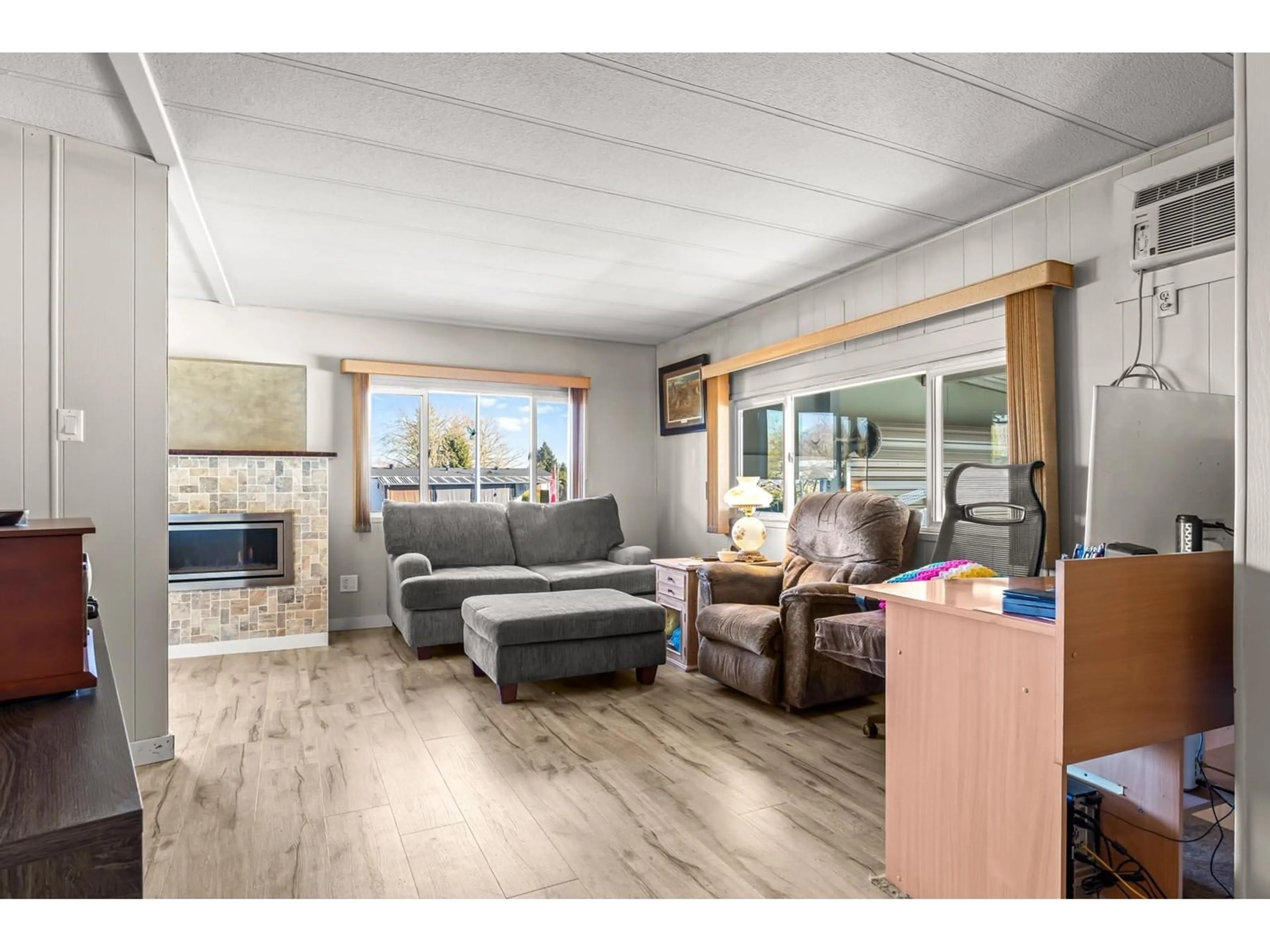 Living room with furniture, wood/laminate floor for 15869 YORKSHIRE, Surrey British Columbia V4A5K7
