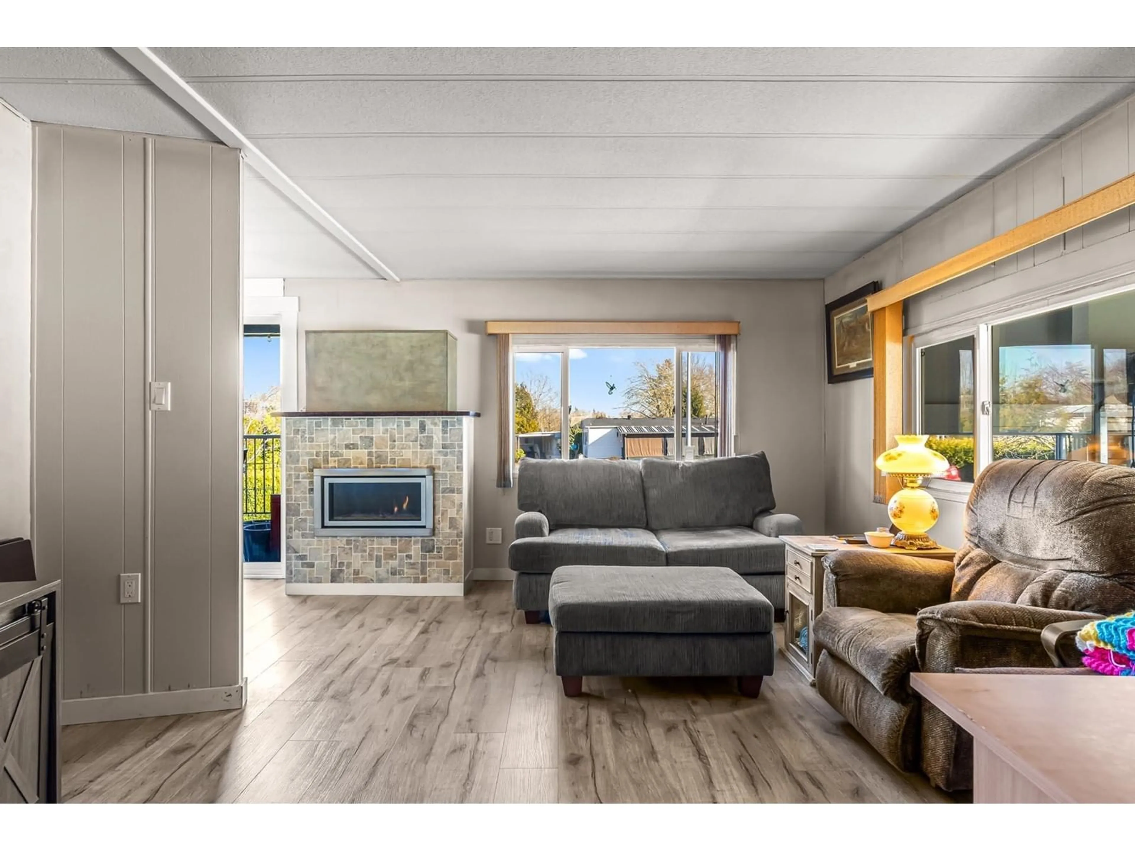 Living room with furniture, wood/laminate floor for 15869 YORKSHIRE, Surrey British Columbia V4A5K7