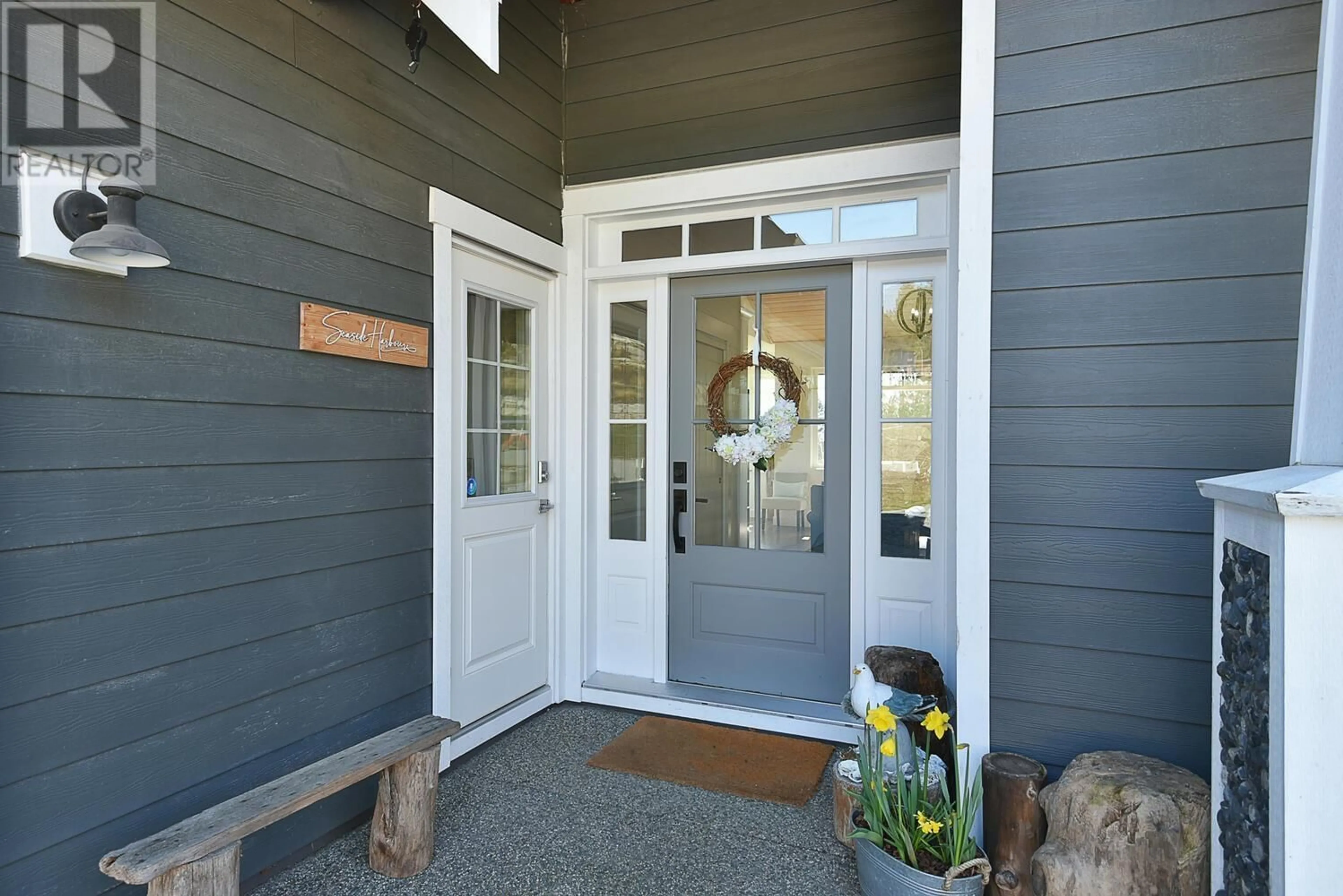 Indoor entryway for 605 WOODLAND AVENUE, Gibsons British Columbia V0N1V1
