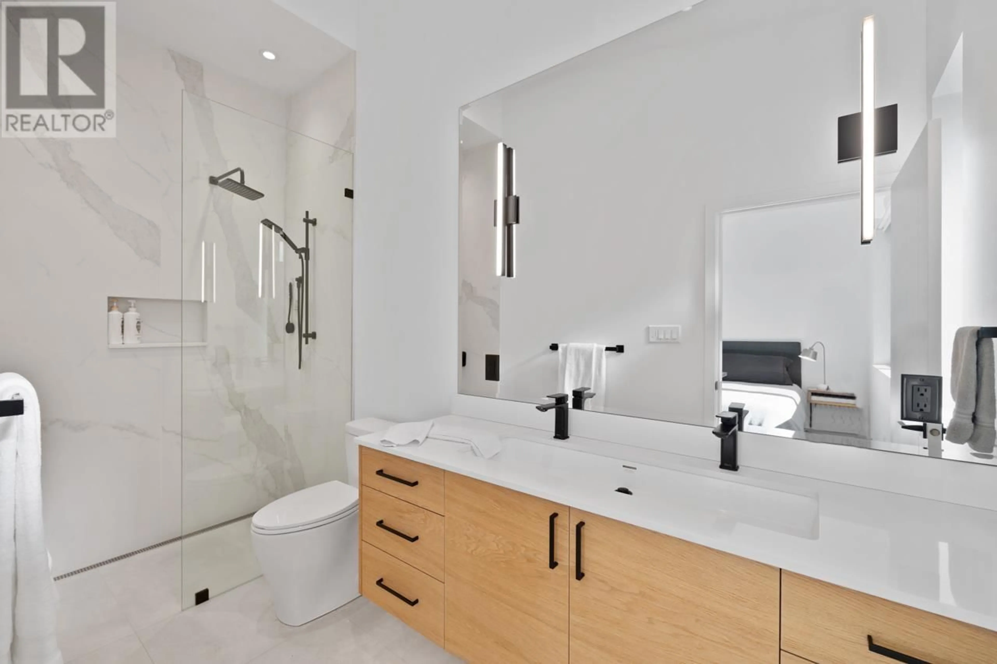 Contemporary bathroom, ceramic/tile floor for 521 E 20TH AVENUE, Vancouver British Columbia V5V1M7