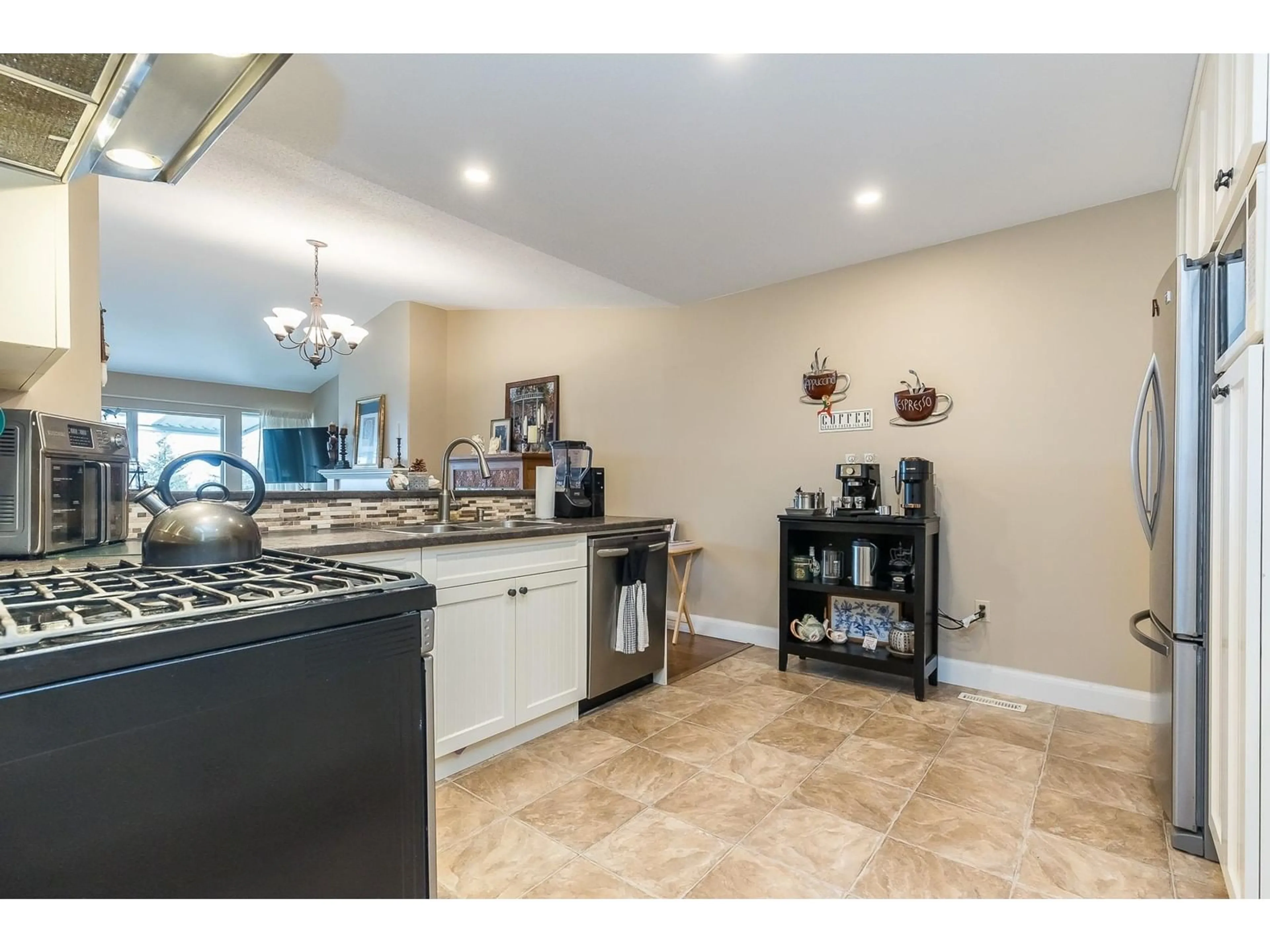 Open concept kitchen, ceramic/tile floor for 13 - 35035 MORGAN, Abbotsford British Columbia V2S5T7