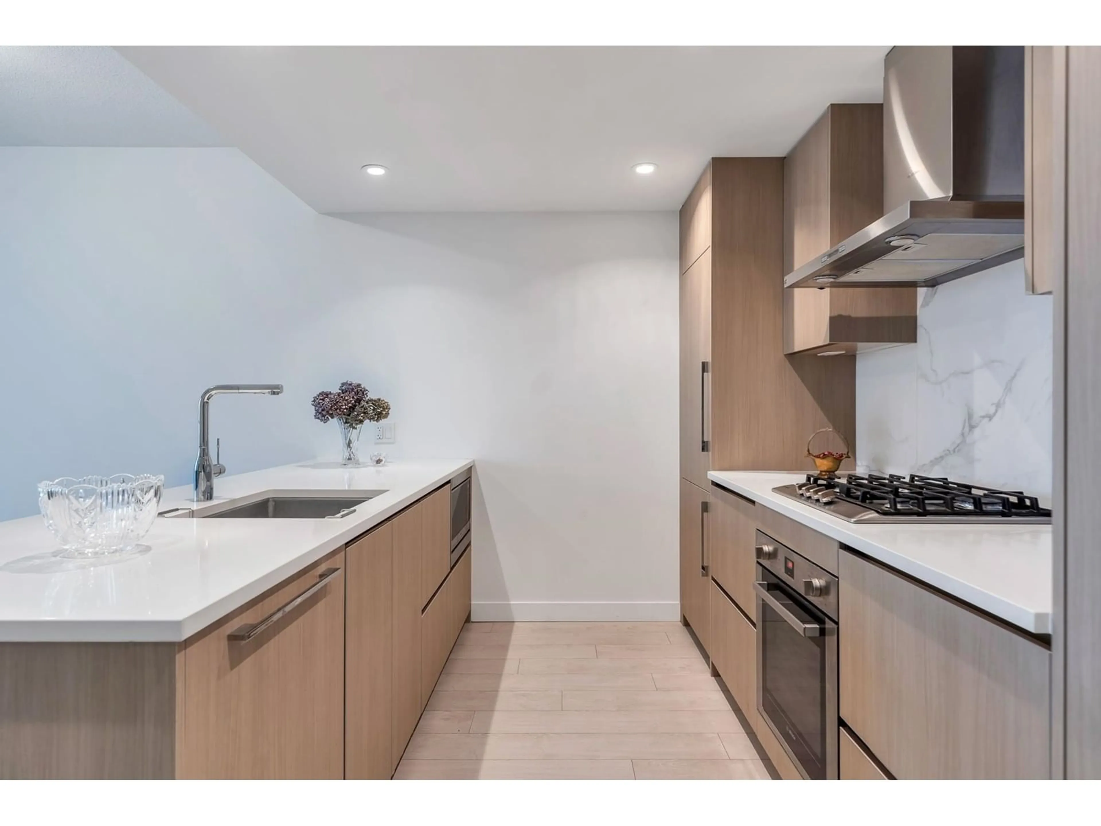 Standard kitchen, unknown for 1805 - 9887 WHALLEY, Surrey British Columbia V3T0P4