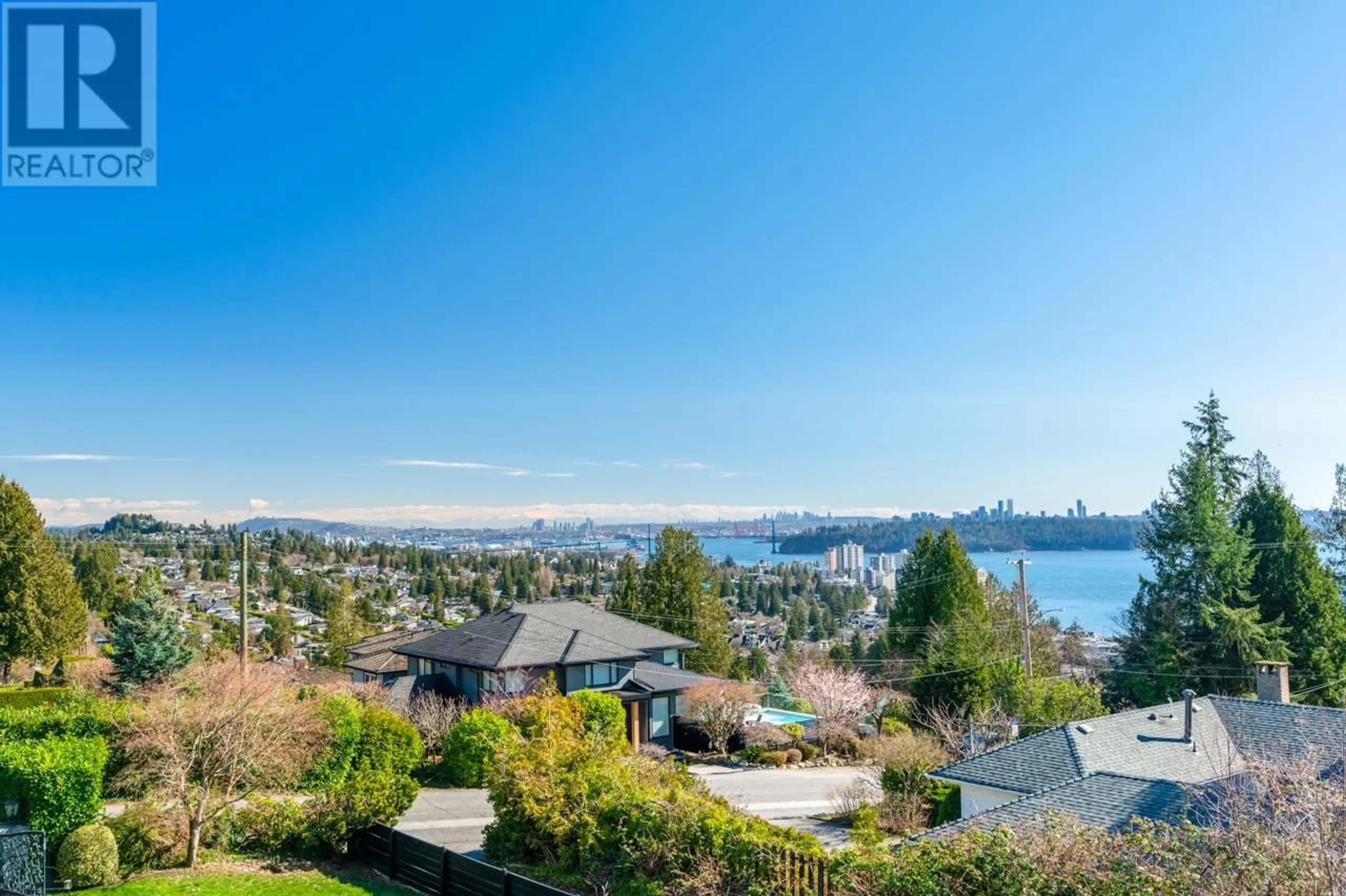 A pic from outside/outdoor area/front of a property/back of a property/a pic from drone, water/lake/river/ocean view for 2616 PALMERSTON AVENUE, West Vancouver British Columbia V7V2W6