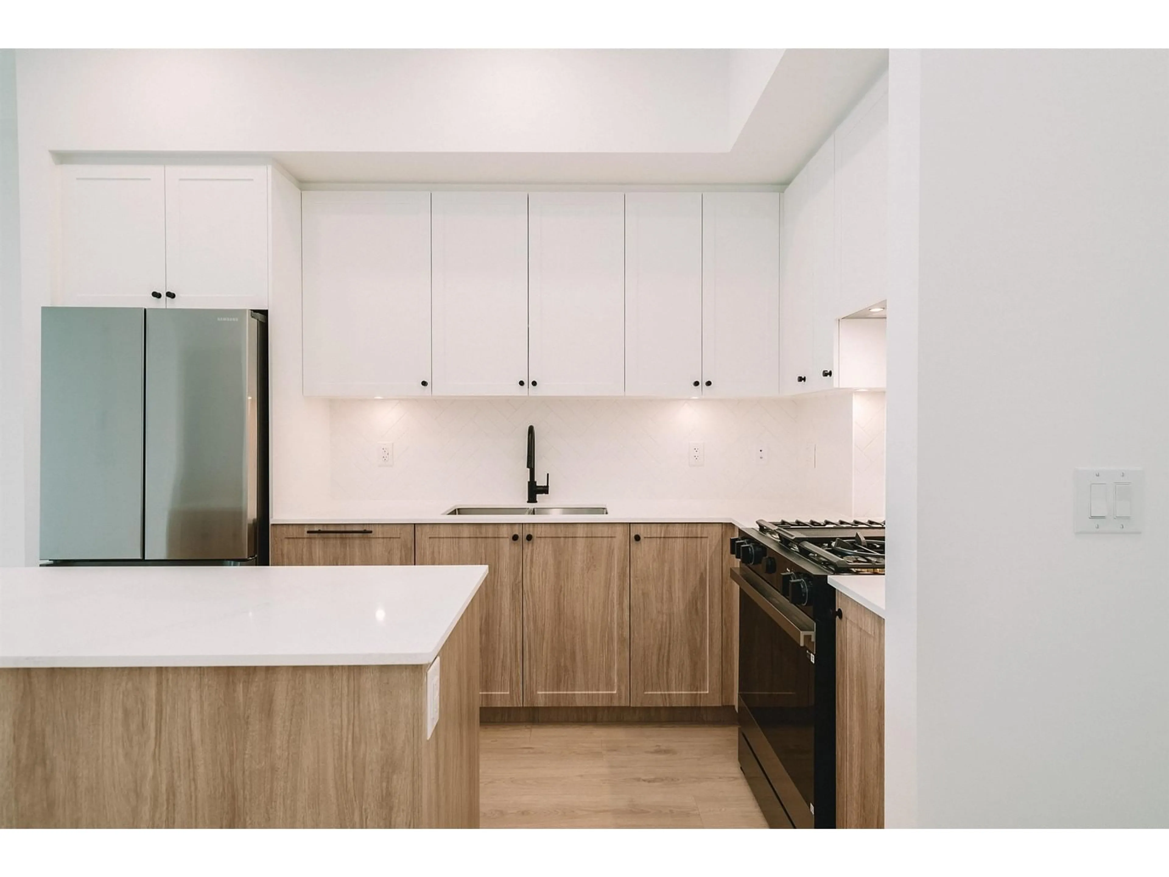 Standard kitchen, unknown for 602 - 19979 76, Langley British Columbia V2Y3Y2