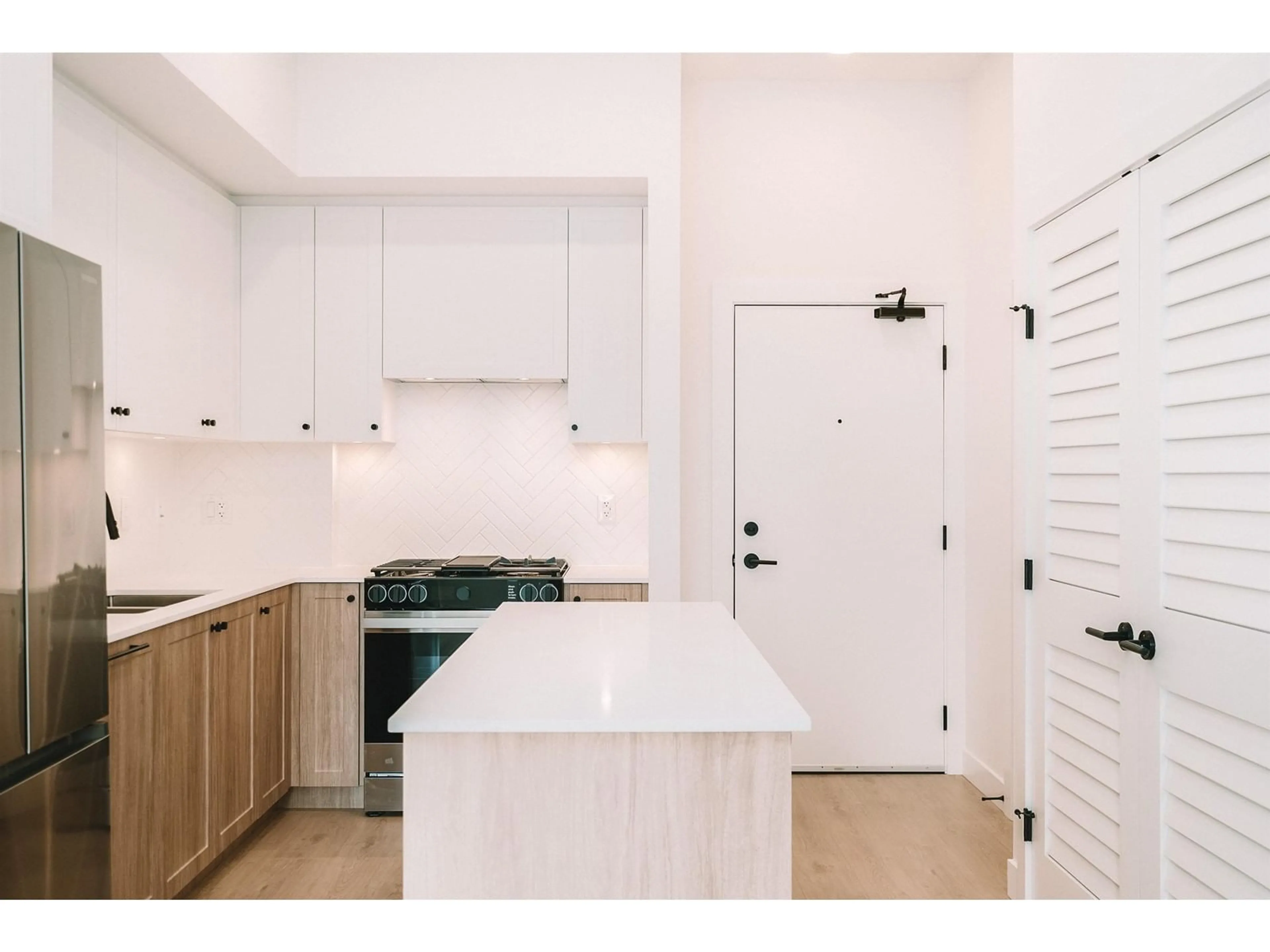 Open concept kitchen, ceramic/tile floor for 602 - 19979 76, Langley British Columbia V2Y3Y2
