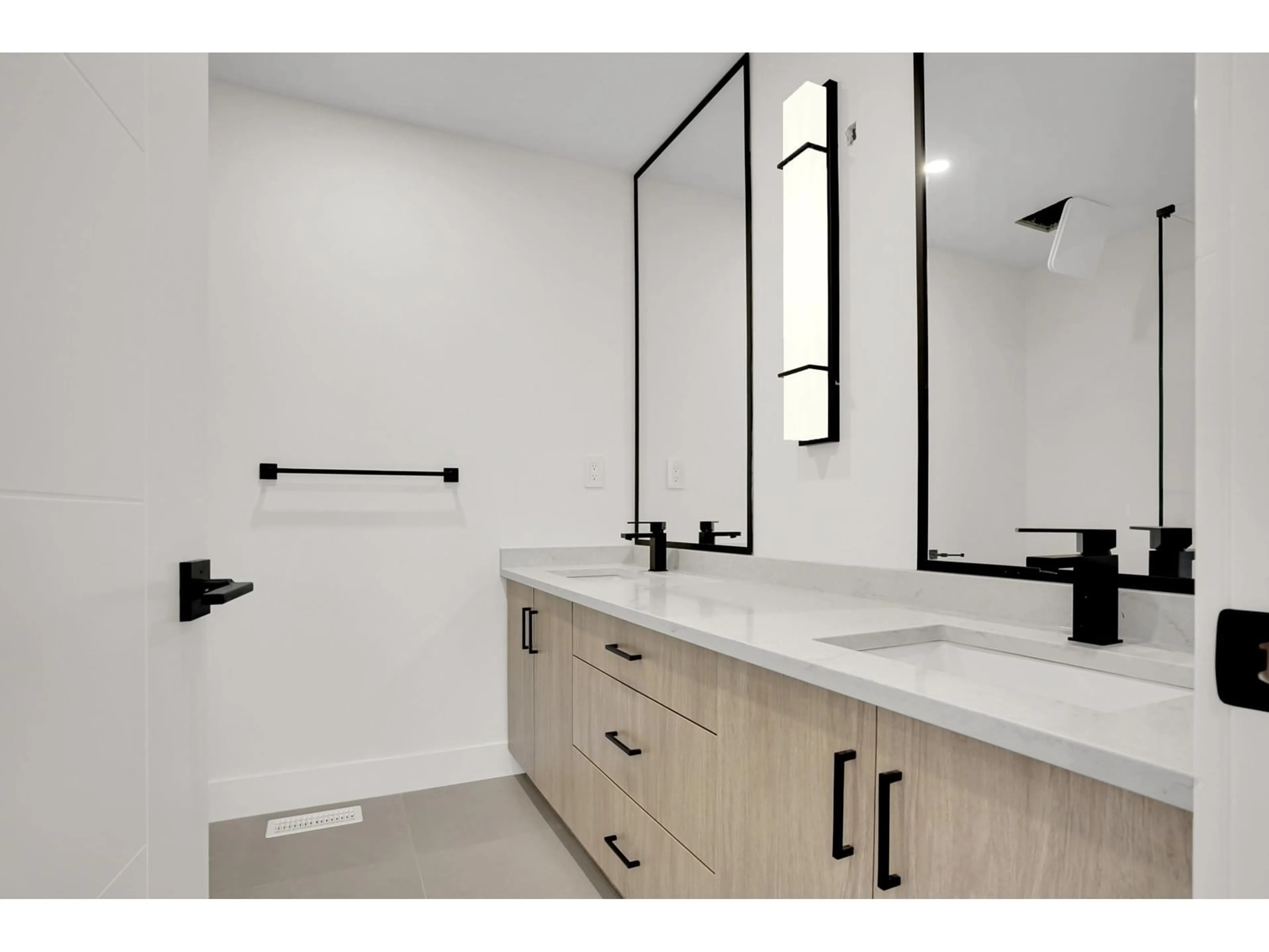 Contemporary bathroom, ceramic/tile floor for 2 - 2525 156, Surrey British Columbia V4P1C7