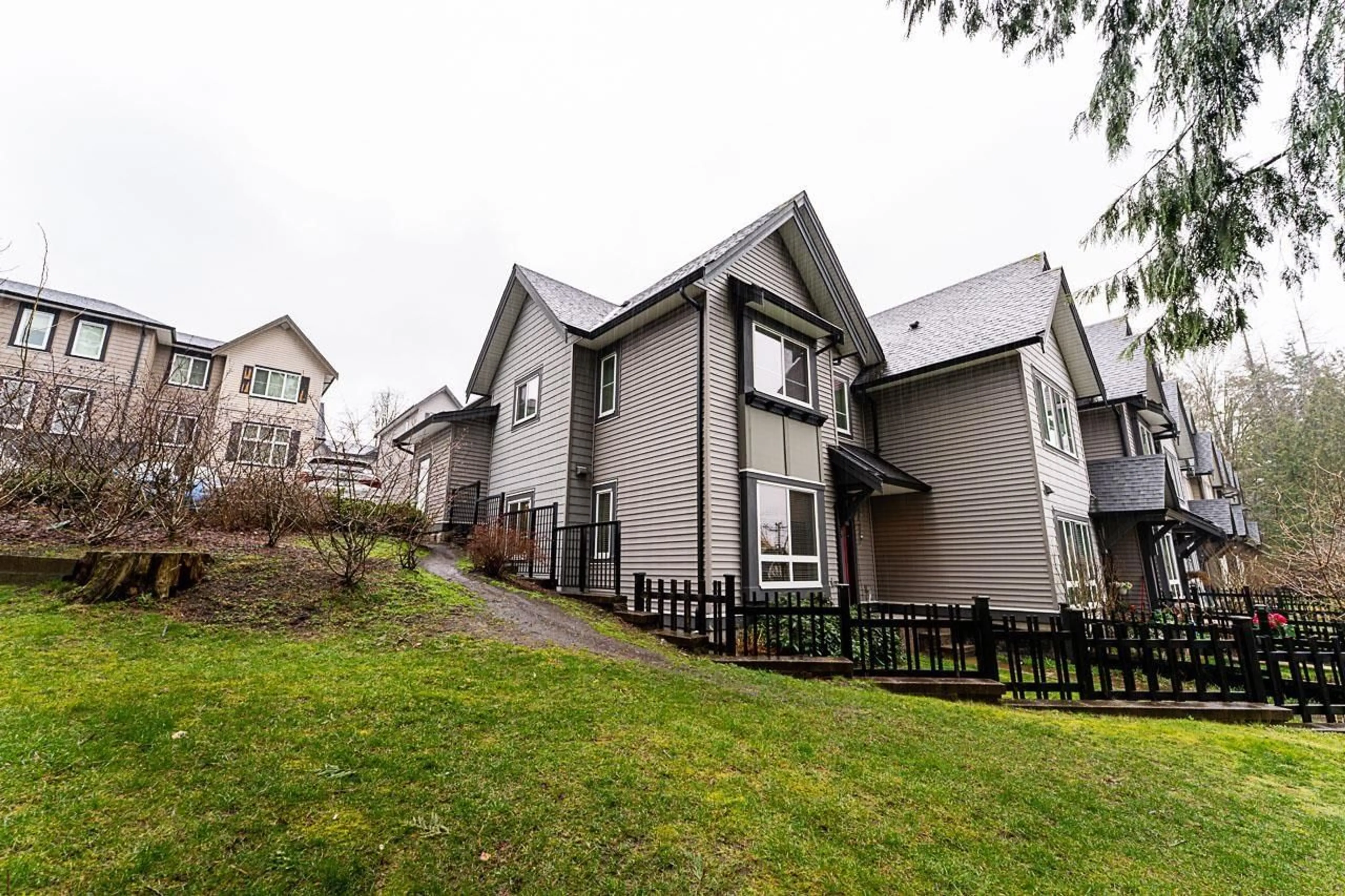 A pic from outside/outdoor area/front of a property/back of a property/a pic from drone, unknown for 17 - 14555 68, Surrey British Columbia V3S2A8