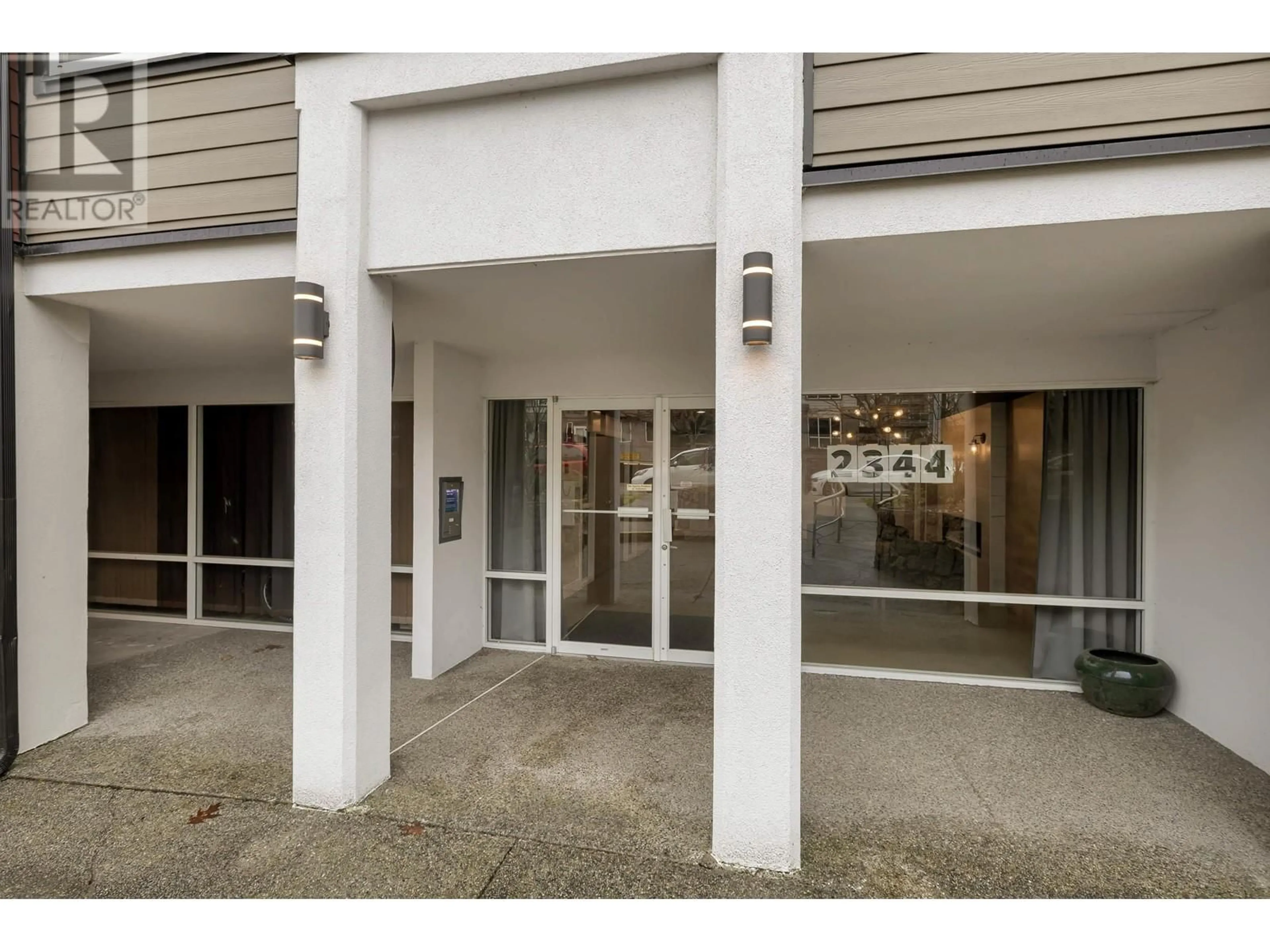 Indoor foyer for 101 2344 ATKINS AVENUE, Port Coquitlam British Columbia V3C1Y8