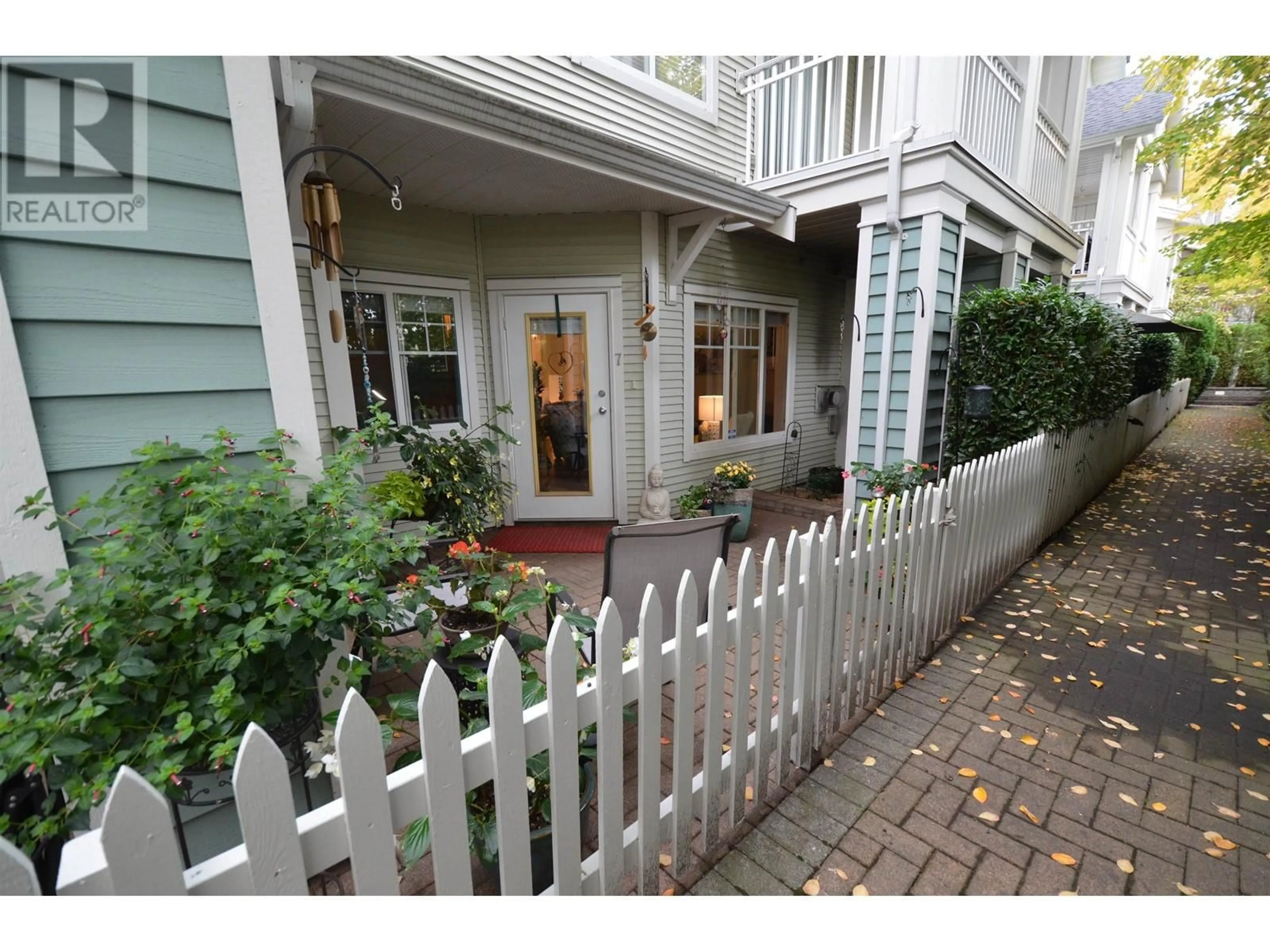 Indoor entryway for 7 - 123 SEVENTH STREET, New Westminster British Columbia V3M6Y2