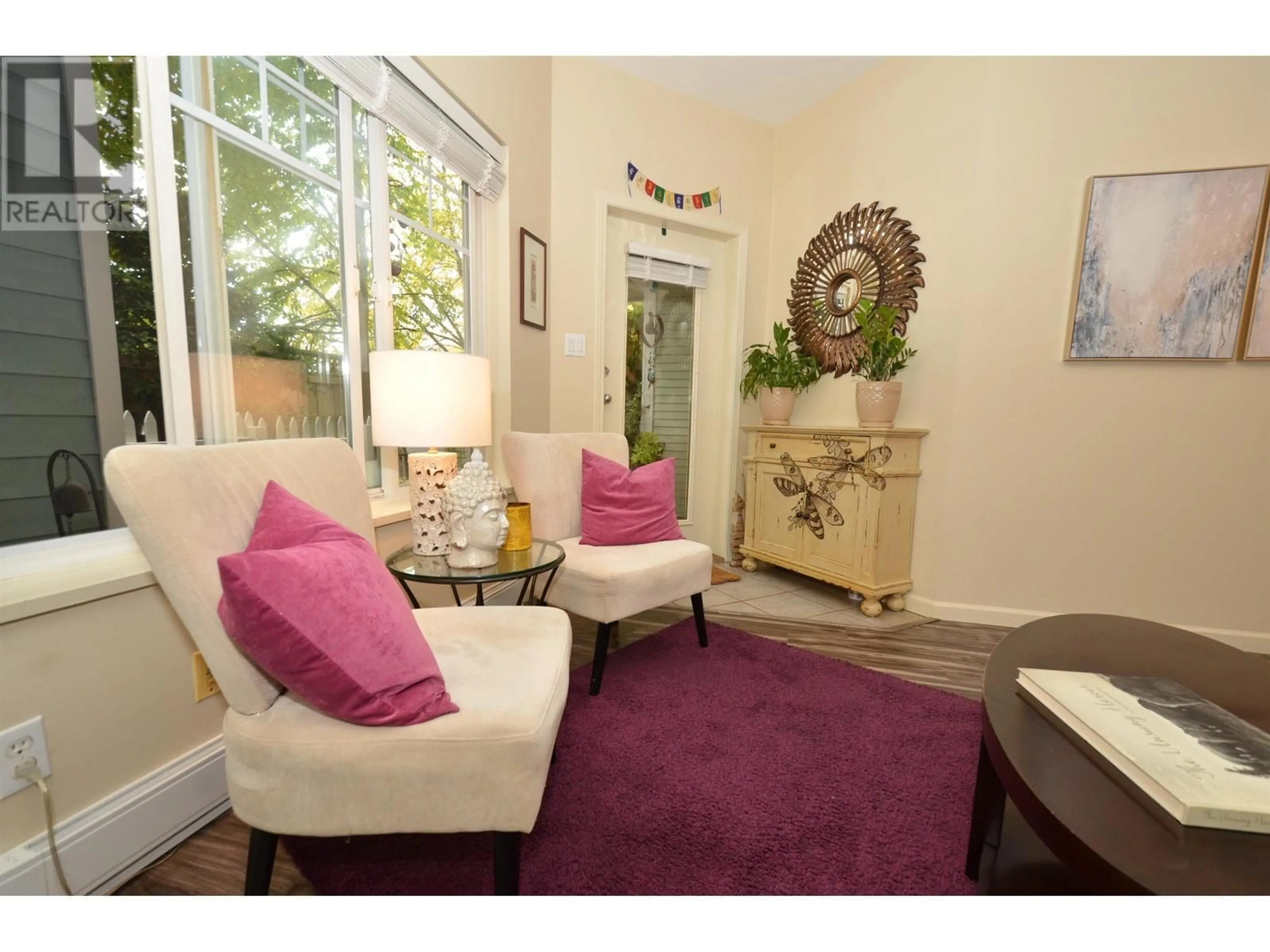 Living room with furniture, unknown for 7 - 123 SEVENTH STREET, New Westminster British Columbia V3M6Y2