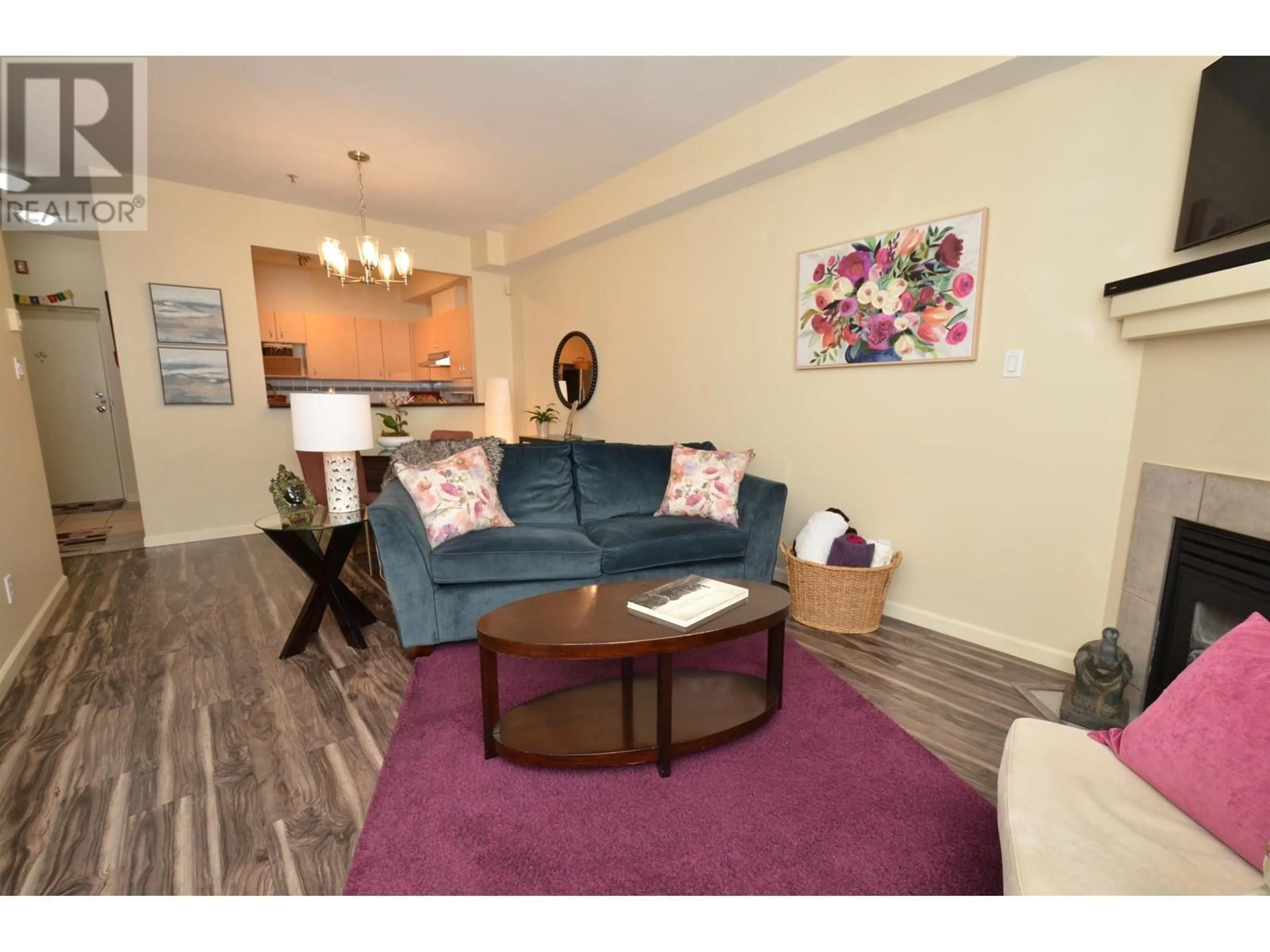 Living room with furniture, wood/laminate floor for 7 - 123 SEVENTH STREET, New Westminster British Columbia V3M6Y2