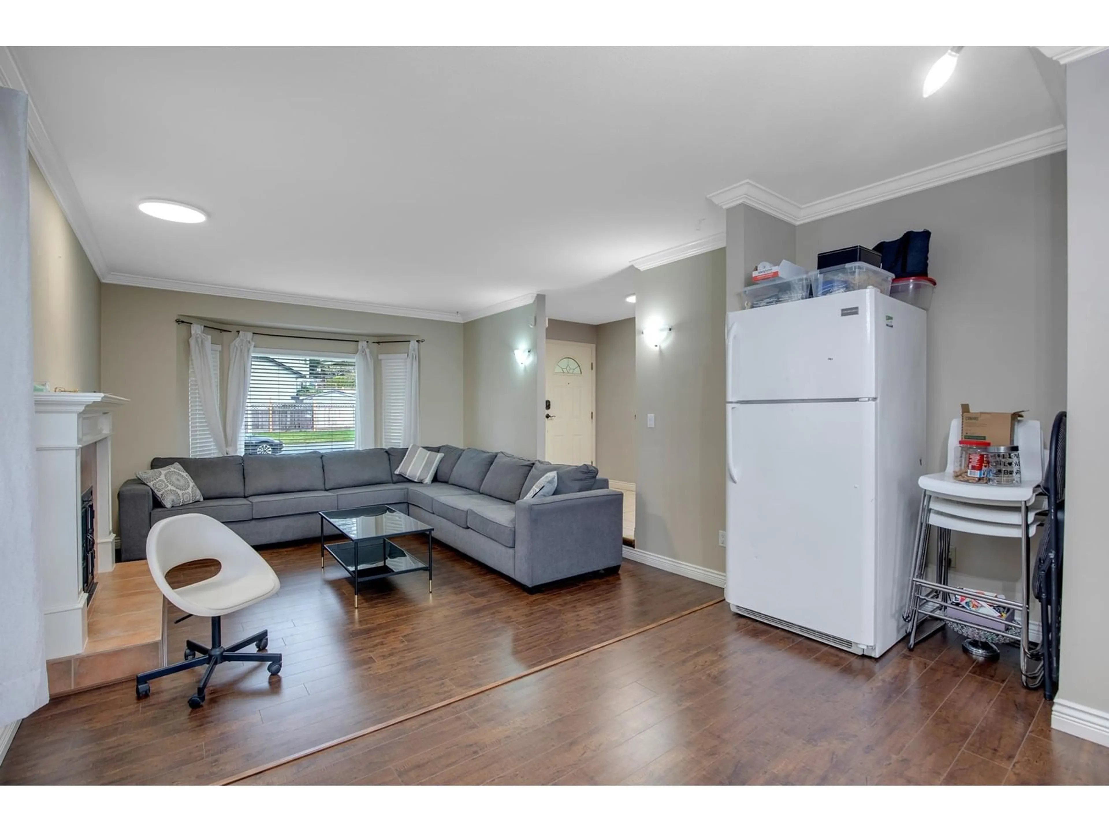 Living room with furniture, unknown for 6960 143A, Surrey British Columbia V3W0E3
